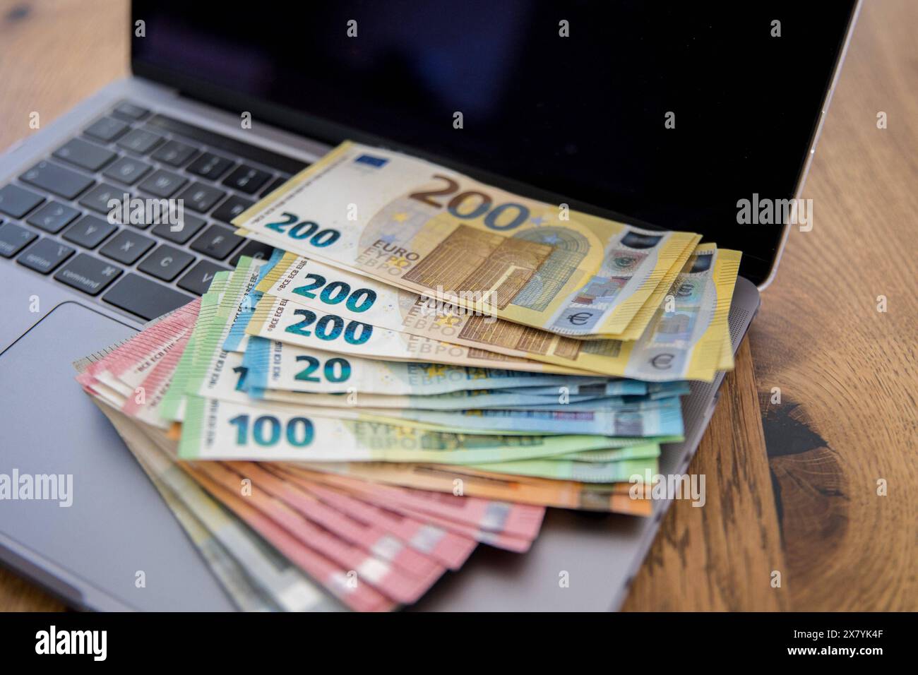 Bamberg, Deutschland 20. Mail 2024: Themenbilder - Symbolbilder - Geld - 2024 mehrere tausend Euro in Bargeld liegen auf einem Laptop. Die Geldscheine haben die Währung Euro und sind von unterschiedlichem Geldwert, darunter 5 â, 10 â, 50â, 100â und 200â. Bayern *** Bamberg, Deutschland 20 Mail 2024 Themenbilder Symbolbilder Geld 2024 mehrere tausend Euro Bargeld auf einem Laptop liegen die Banknoten haben die Währung Euro und sind von unterschiedlichem Geldwert, darunter 5 â, 10 â, 50â, 100â und 200â Bayern Copyright: XFotostandx/XK.xSchmittx Stockfoto