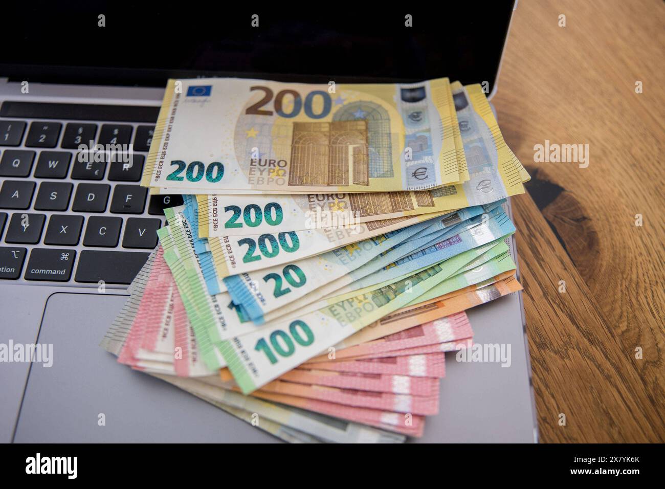 Bamberg, Deutschland 20. Mail 2024: Themenbilder - Symbolbilder - Geld - 2024 mehrere tausend Euro in Bargeld liegen auf einem Laptop. Die Geldscheine haben die Währung Euro und sind von unterschiedlichem Geldwert, darunter 5 â, 10 â, 50â, 100â und 200â. Bayern *** Bamberg, Deutschland 20 Mail 2024 Themenbilder Symbolbilder Geld 2024 mehrere tausend Euro Bargeld auf einem Laptop liegen die Banknoten haben die Währung Euro und sind von unterschiedlichem Geldwert, darunter 5 â, 10 â, 50â, 100â und 200â Bayern Copyright: XFotostandx/XK.xSchmittx Stockfoto