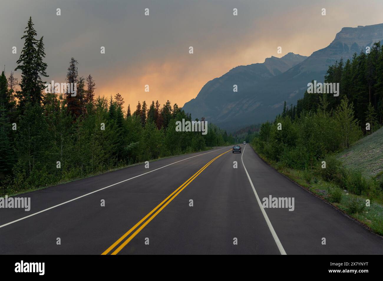 Dramatische Landschaft mit Rauchwolken entlang der Autobahn in British Columbia während der Waldbrände in Kanada. Stockfoto