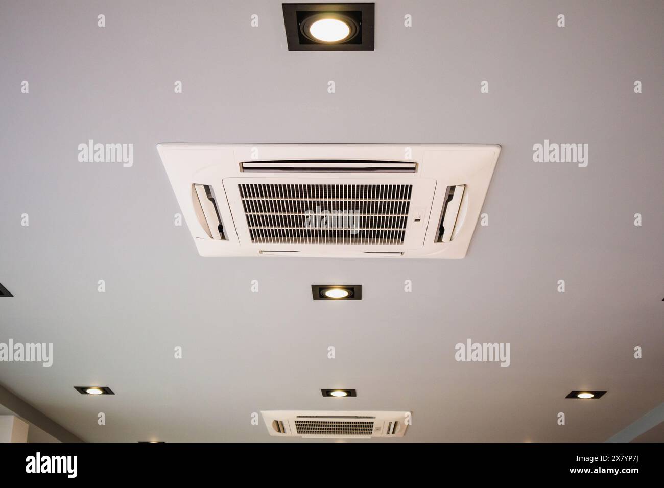 Moderne, an der Decke montierte Kassettenklimaanlage Stockfoto