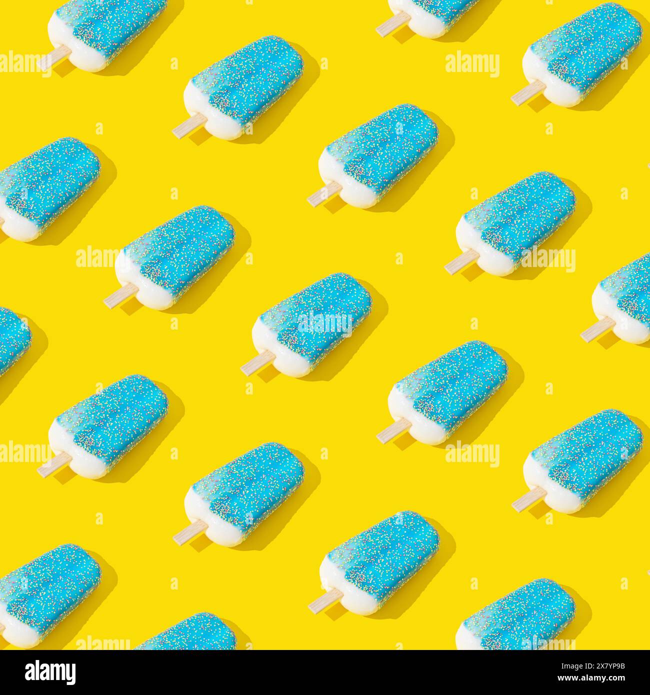 Trendiges Sonnenlichtblau glasiertes Eis-Eis-Eis-Muster auf gelbem Hintergrund. Minimales Sommerkonzept. Eisästhetik. Stockfoto