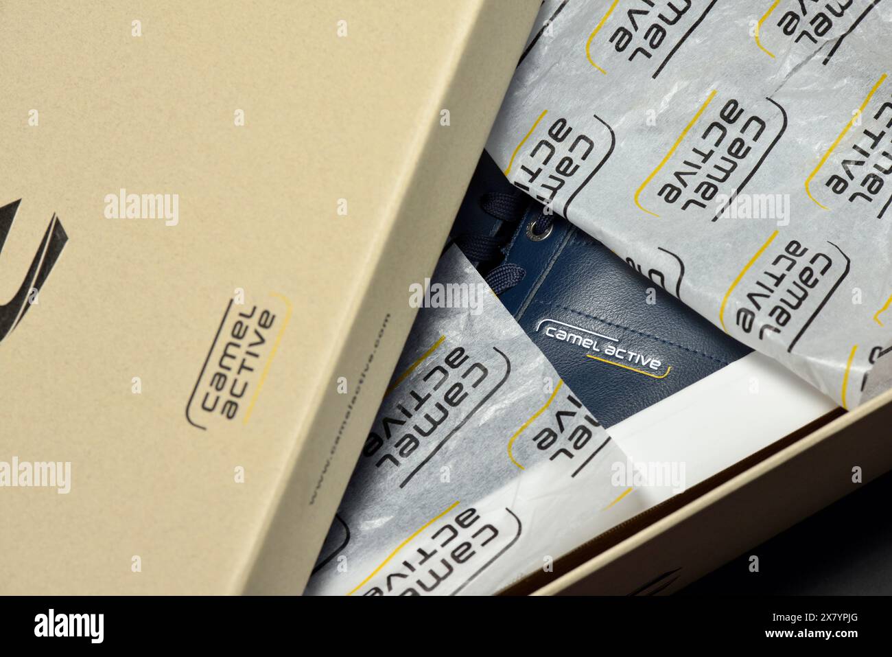 Camel Active Blue Sportschuh Box Paket wird ausgepackt Stockfoto