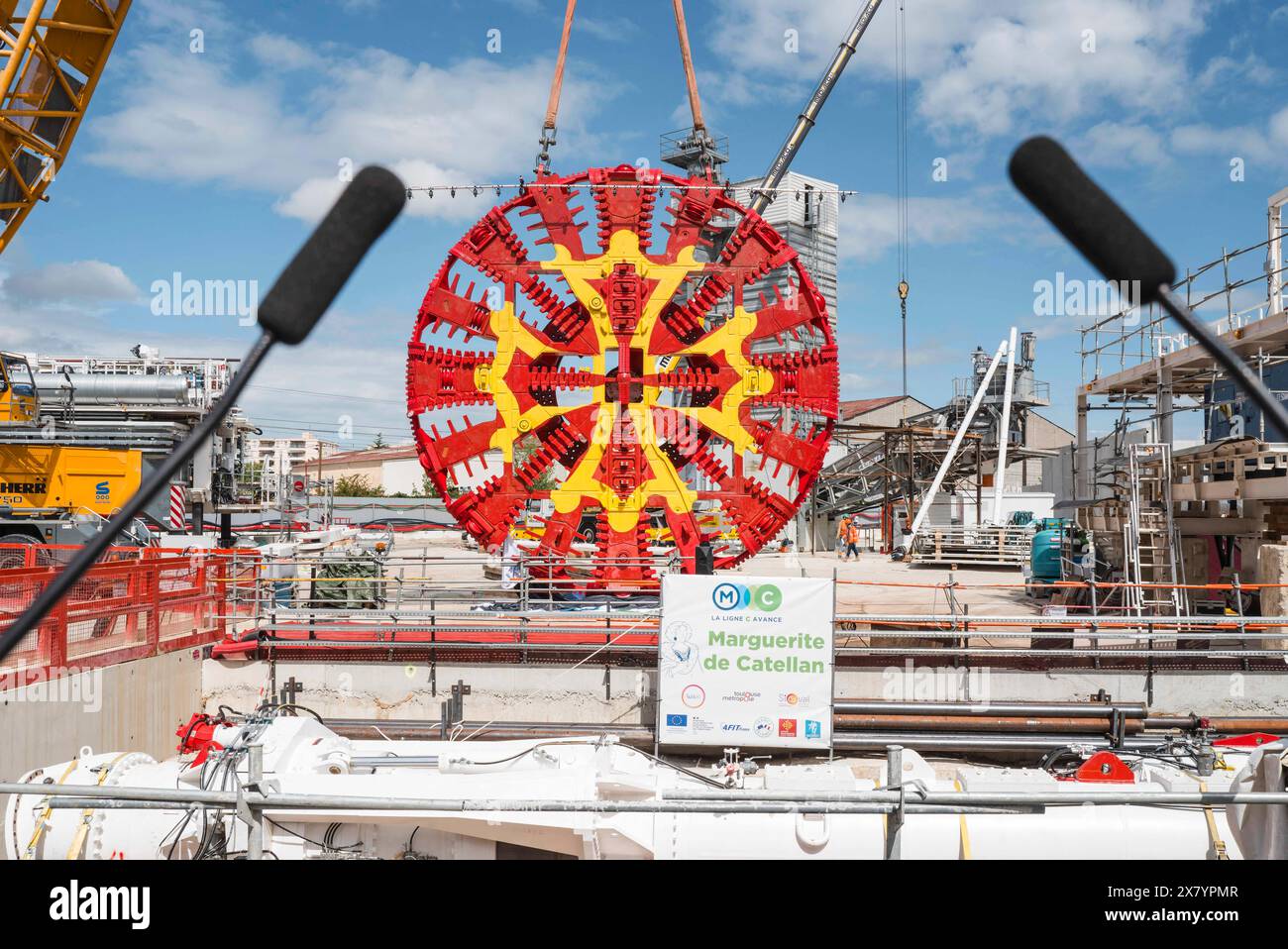 Toulouse, Frankreich. Mai 2024. Mikrofone in Richtung Roue de Coupe, rot mit La Croix Occitane in Gelb. Enthüllung der ersten Tunnelbohrmaschine „Marguerite de Catellan“ (TBM) für die Linie C auf dem Gelände des künftigen Bahnhofs Montaudran gare, Piste des géants. Frankreich, Toulouse am 21. Mai 2024. Foto: Patricia Huchot-Boissier/ABACAPRESS. COM Credit: Abaca Press/Alamy Live News Stockfoto