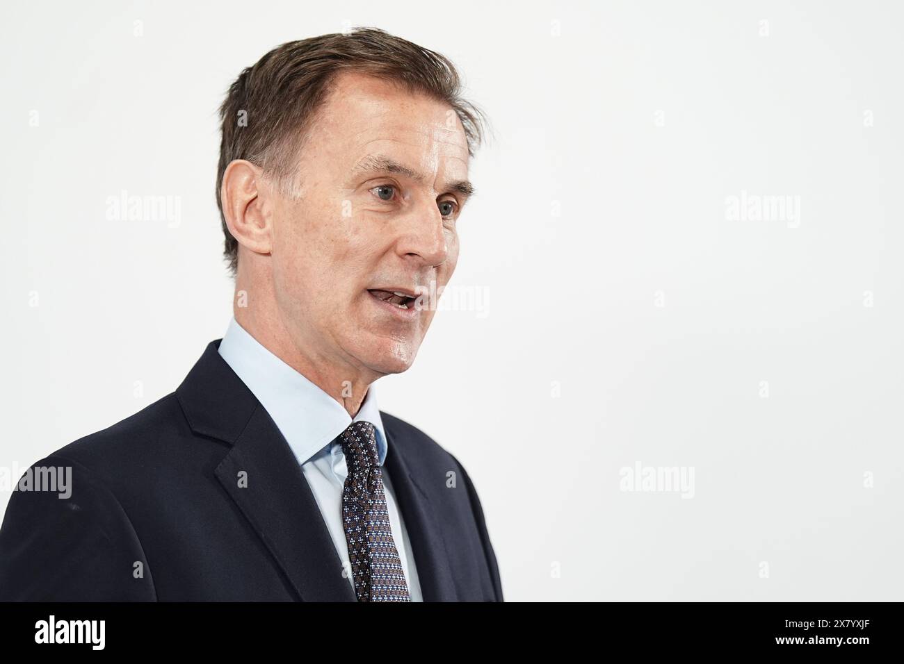 Aktenfoto vom 05/24 von Bundeskanzler Jeremy Hunt, der eine Rede über die Wirtschaft in der One Great George Street in London hält. Der Bundeskanzler räumte ein, dass der Lebensstandard in der Mehrheit der Bevölkerung noch immer nicht wieder gestiegen ist, da die britische Inflation im April auf das niedrigste Niveau seit fast drei Jahren gefallen ist, und räumte ein, dass sich die Menschen immer noch schlechter als vor der Pandemie fühlen. Ausgabedatum: Mittwoch, 22. Mai 2024. Stockfoto