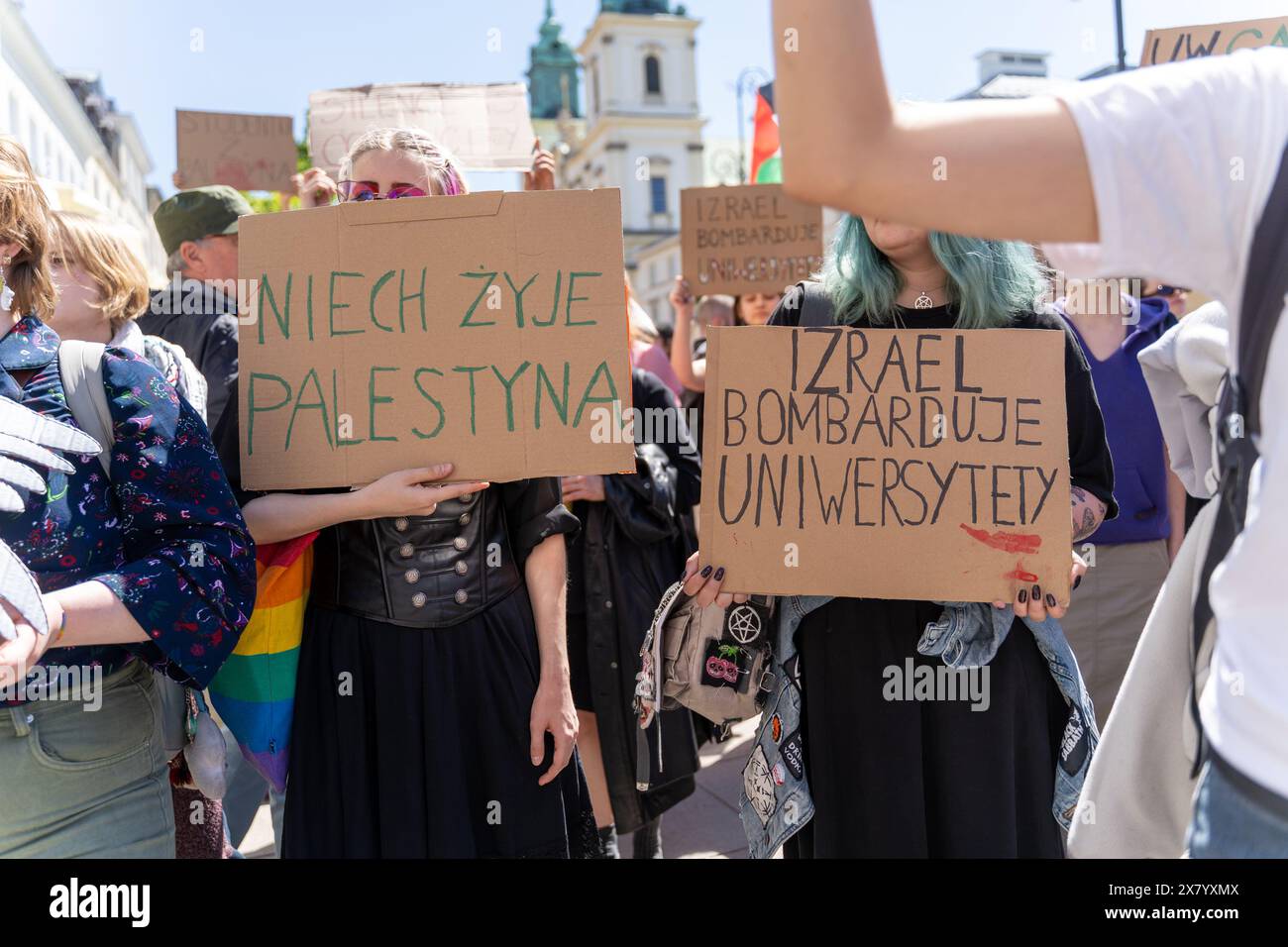 Warschau, Polen. Mai 2024. Die Demonstranten halten Plakate, die ihre Meinung während der Demonstration zum Ausdruck bringen. Studierende der Universität Warschau und anderer akademischer Organisationen versammelten sich, um dem Rektor der Universität einen offenen Brief zu überreichen. Der Brief fordert das Ende der Zusammenarbeit der Schule in Austauschprogrammen mit israelischen Universitäten. (Foto: Marek Antoni Iwanczuk/SOPA Images/SIPA USA) Credit: SIPA USA/Alamy Live News Stockfoto