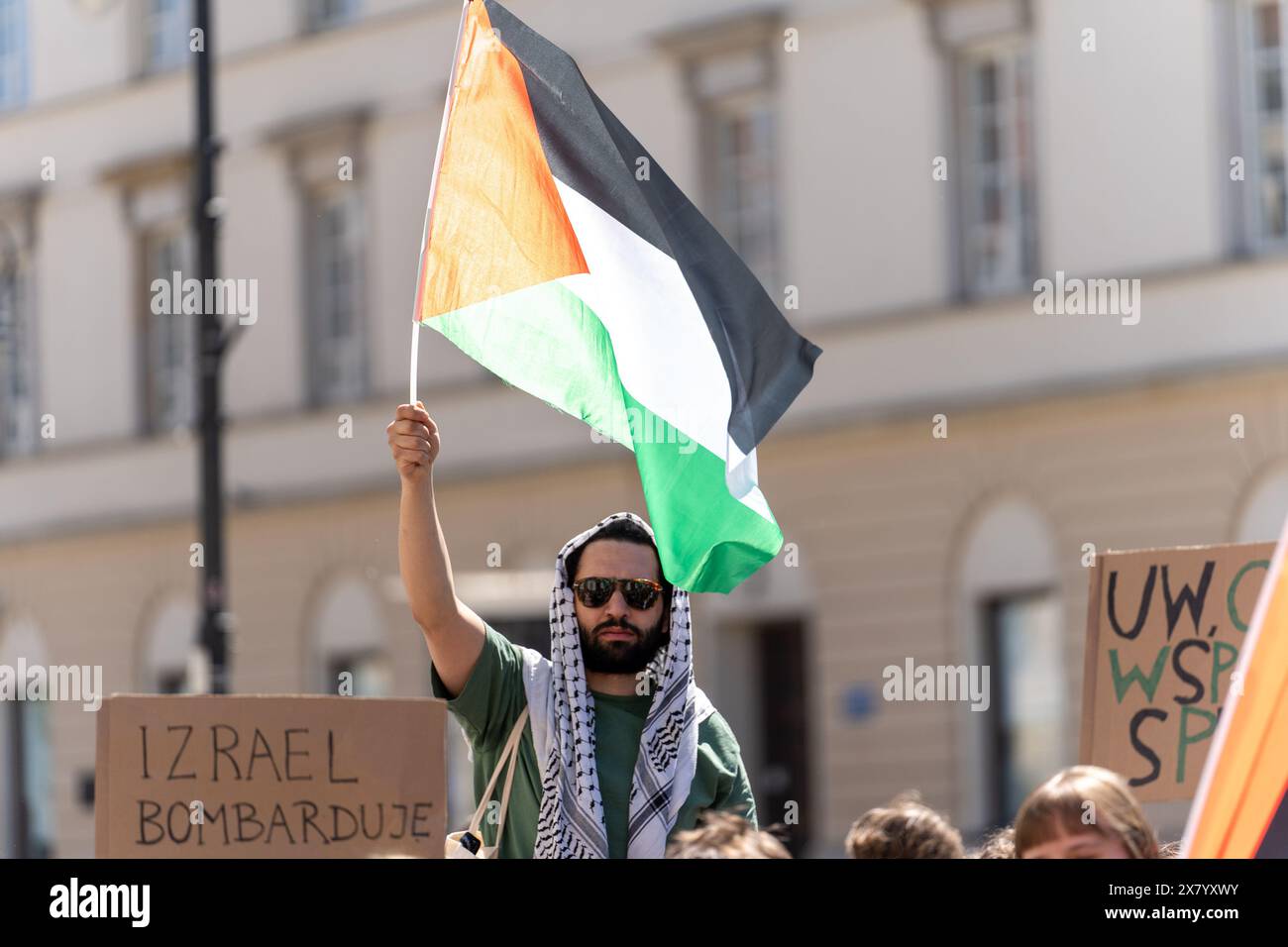 Warschau, Polen. Mai 2024. Ein Demonstrant schwingt während der Demonstration eine palästinensische Flagge. Studierende der Universität Warschau und anderer akademischer Organisationen versammelten sich, um dem Rektor der Universität einen offenen Brief zu überreichen. Der Brief fordert das Ende der Zusammenarbeit der Schule in Austauschprogrammen mit israelischen Universitäten. (Credit Image: © Marek Antoni Iwanczuk/SOPA Images via ZUMA Press Wire) NUR REDAKTIONELLE VERWENDUNG! Nicht für kommerzielle ZWECKE! Stockfoto