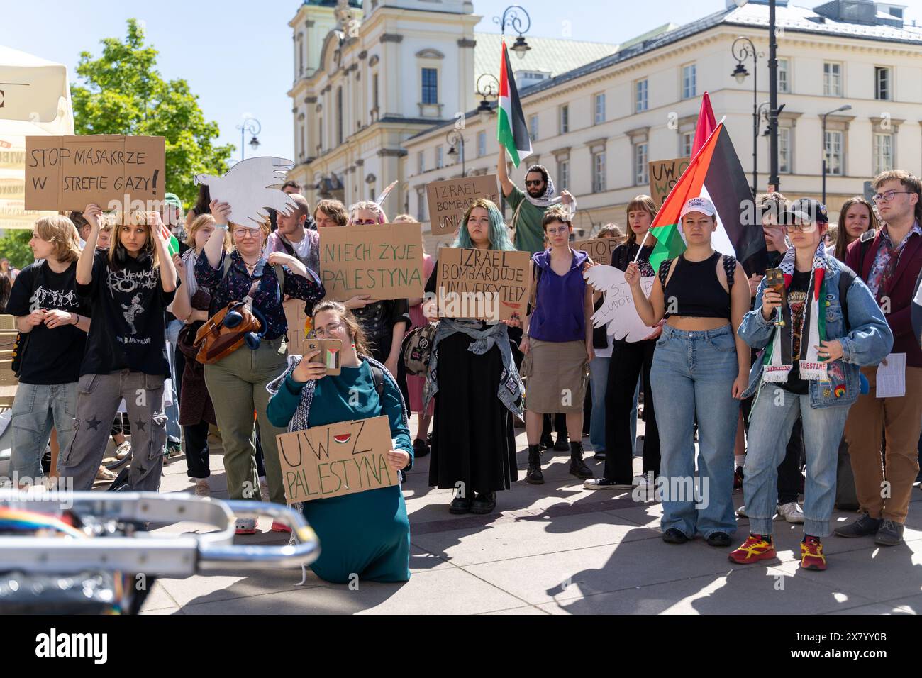 Warschau, Polen. Mai 2024. Demonstranten halten während der Demonstration Plakate und palästinensische Fahnen. Studierende der Universität Warschau und anderer akademischer Organisationen versammelten sich, um dem Rektor der Universität einen offenen Brief zu überreichen. Der Brief fordert das Ende der Zusammenarbeit der Schule in Austauschprogrammen mit israelischen Universitäten. (Foto: Marek Antoni Iwanczuk/SOPA Images/SIPA USA) Credit: SIPA USA/Alamy Live News Stockfoto