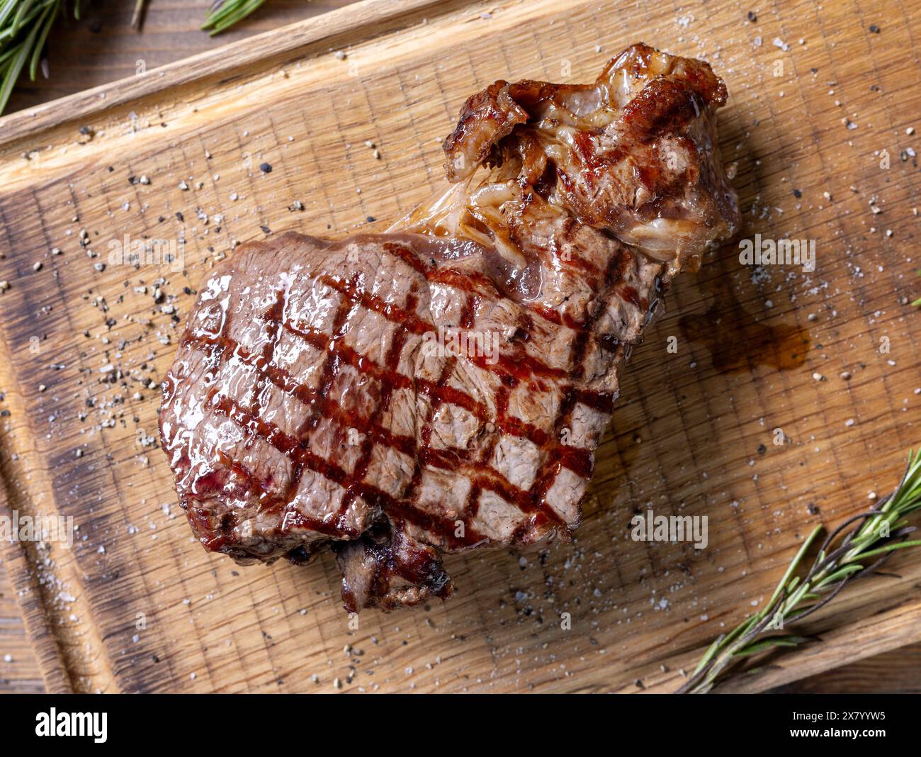 Frisch gegrilltes Steak auf hölzernem Schneidebrett, Blick von oben Stockfoto