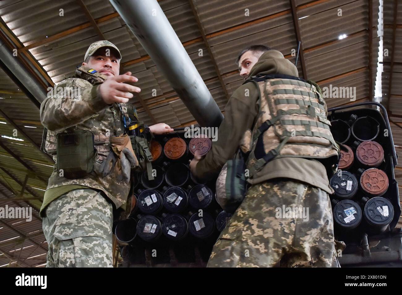 Ukrainische Soldaten der 65. Separaten Mechanisierten Brigade laden Raketen in einen BM-21 'Grad' Mehrfachraketenwerfer, um auf russische Stellungen in der Nähe der Frontlinie in der Region Zaporischzhia zu schießen. Die USA wollen "grundsätzlich", dass die Ukraine den Krieg gegen Russland gewinnt, sagte Matthew Miller, Sprecher des US-Außenministeriums, während eines Briefings. Miller wiederholte auch die Erklärung des US-Außenministers Antony Blinken, in der er über die strategische Niederlage sprach, die Russland "sich selbst gebracht hat", indem er den Krieg eingeleitet hat. Stockfoto