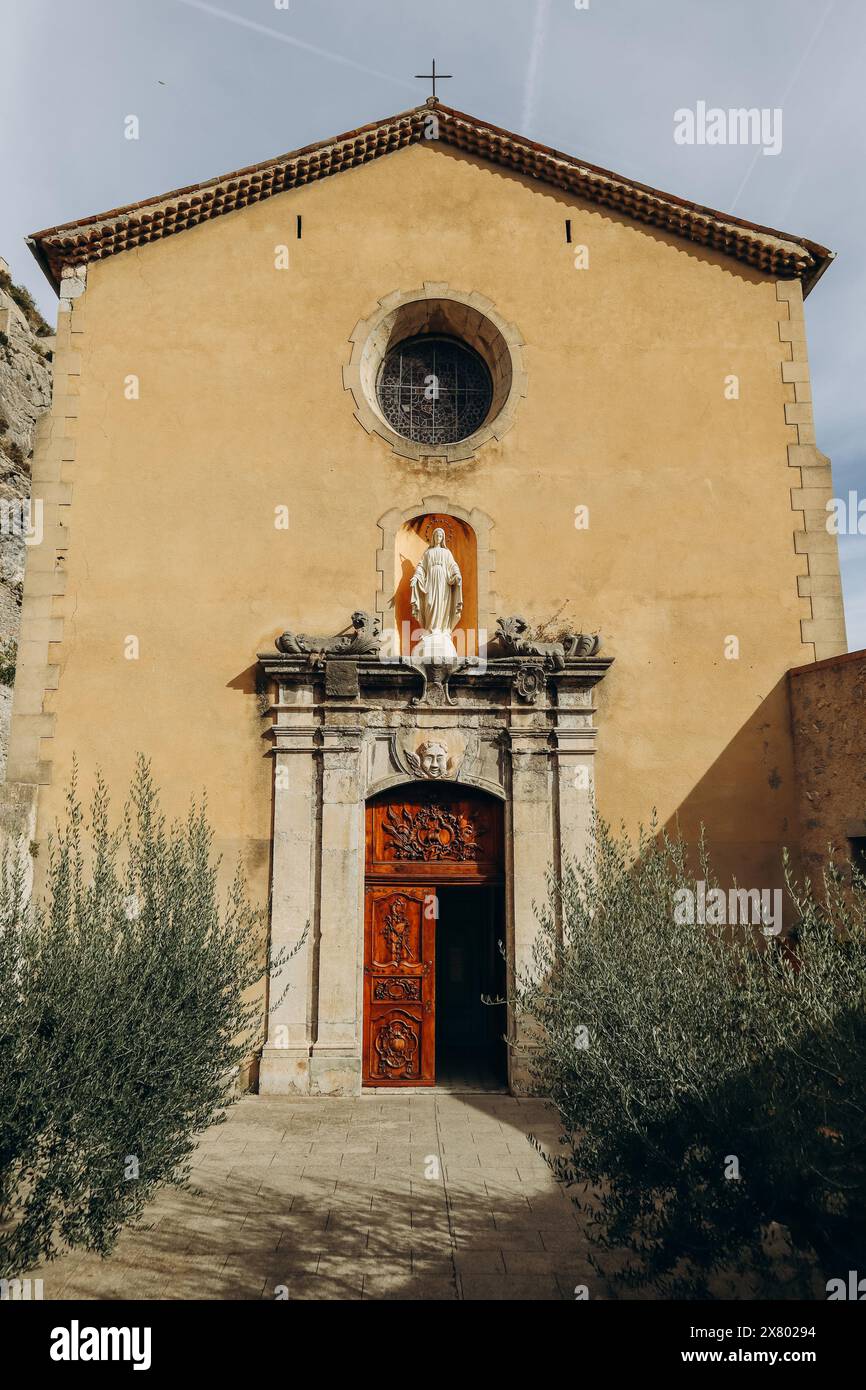 Der Eingang zur Kathedrale Notre-Dame-de-l'Assomption in Entrevaux Stockfoto