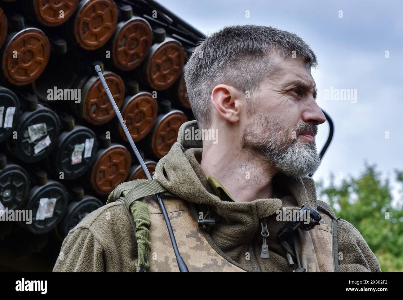 Ein ukrainischer Soldat der 65. Separaten Mechanisierten Brigade betreibt einen BM-21 „Grad“-Mehrfachraketenwerfer, der auf russische Stellungen in der Nähe der Frontlinie in der Region Zaporischzhia abfeuert. Die USA wollen "grundsätzlich", dass die Ukraine den Krieg gegen Russland gewinnt, sagte Matthew Miller, Sprecher des US-Außenministeriums, während eines Briefings. Miller wiederholte auch die Erklärung des US-Außenministers Antony Blinken, in der er über die strategische Niederlage sprach, die Russland "sich selbst gebracht hat", indem er den Krieg eingeleitet hat. (Foto: Andriy Andriyenko/SOPA Images/SIPA USA) Stockfoto