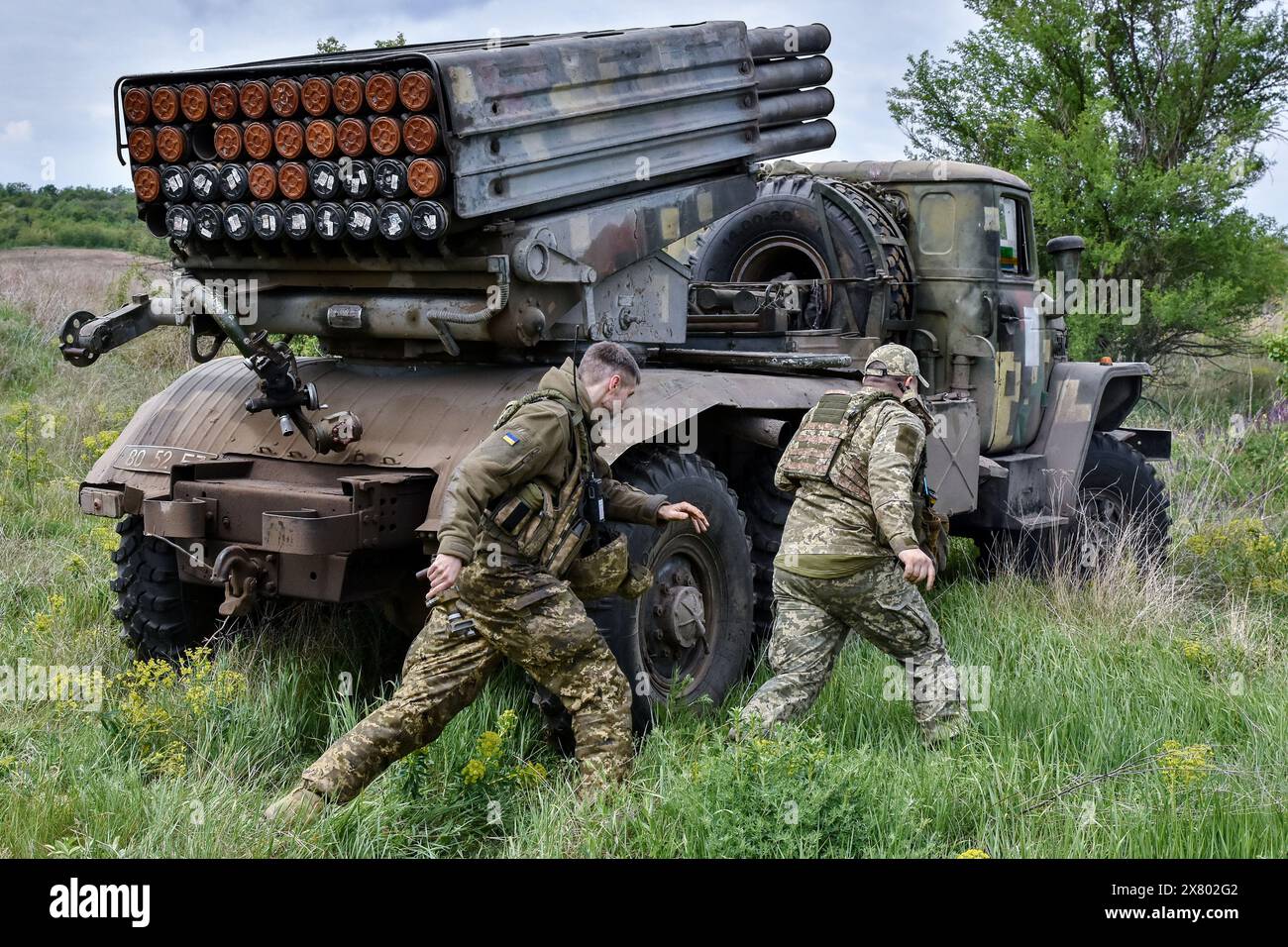 Ukrainische Soldaten der 65. Separaten mechanischen Brigade betreiben einen BM-21 „Grad“-Mehrfachraketenwerfer, um auf russische Stellungen in der Nähe der Frontlinie in der Region Zaporischzhia zu schießen. Die USA wollen "grundsätzlich", dass die Ukraine den Krieg gegen Russland gewinnt, sagte Matthew Miller, Sprecher des US-Außenministeriums, während eines Briefings. Miller wiederholte auch die Erklärung des US-Außenministers Antony Blinken, in der er über die strategische Niederlage sprach, die Russland "sich selbst gebracht hat", indem er den Krieg eingeleitet hat. (Foto: Andriy Andriyenko/SOPA Images/SIPA USA) Stockfoto