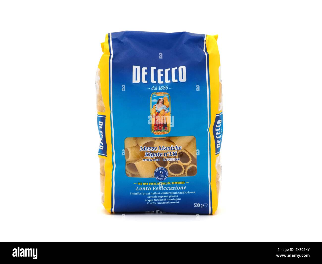 BUKAREST, RUMÄNIEN - 28. OKTOBER 2020. De Cecco Mezze Maniche Rigate Pasta isoliert auf weiß Stockfoto