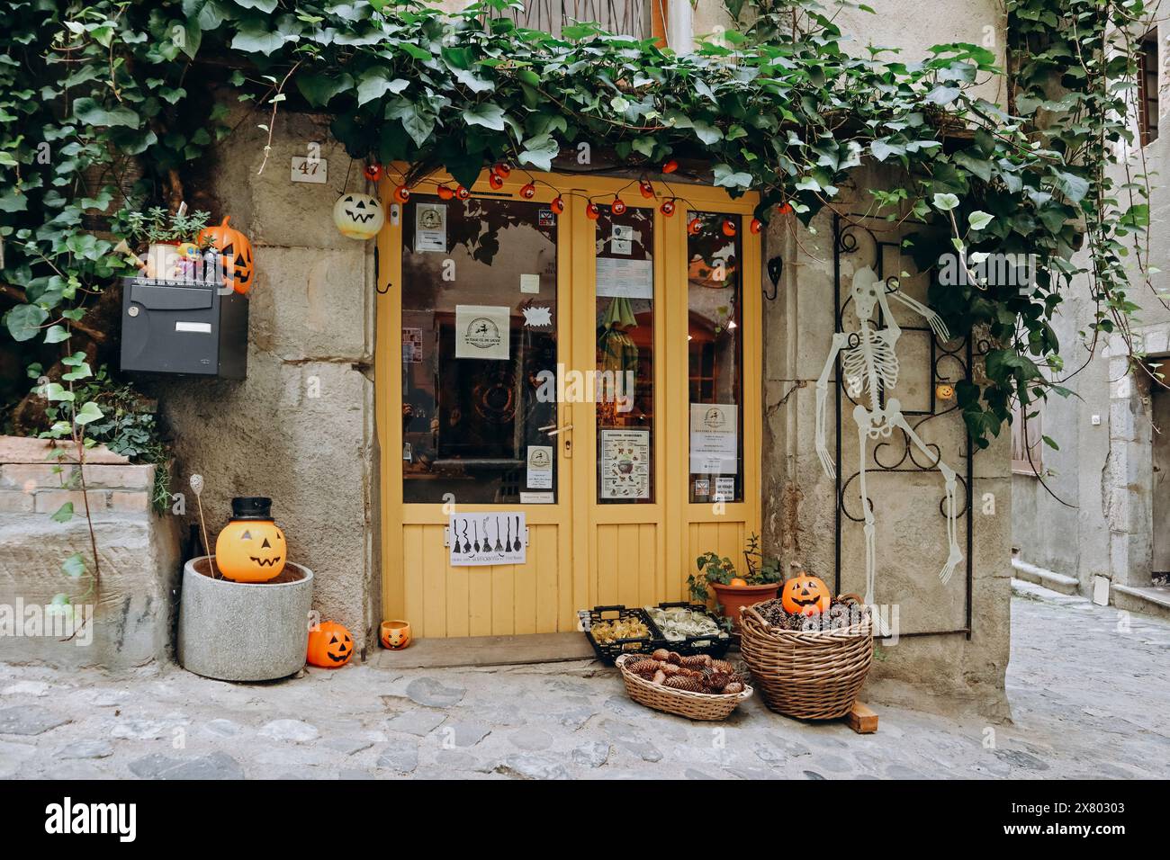 Entrevaux, Frankreich - 30.10.2022 : Halloween-Dekoration in der Altstadt auf der Straße, Jack o Laterne teilweise außer Fokus Stockfoto