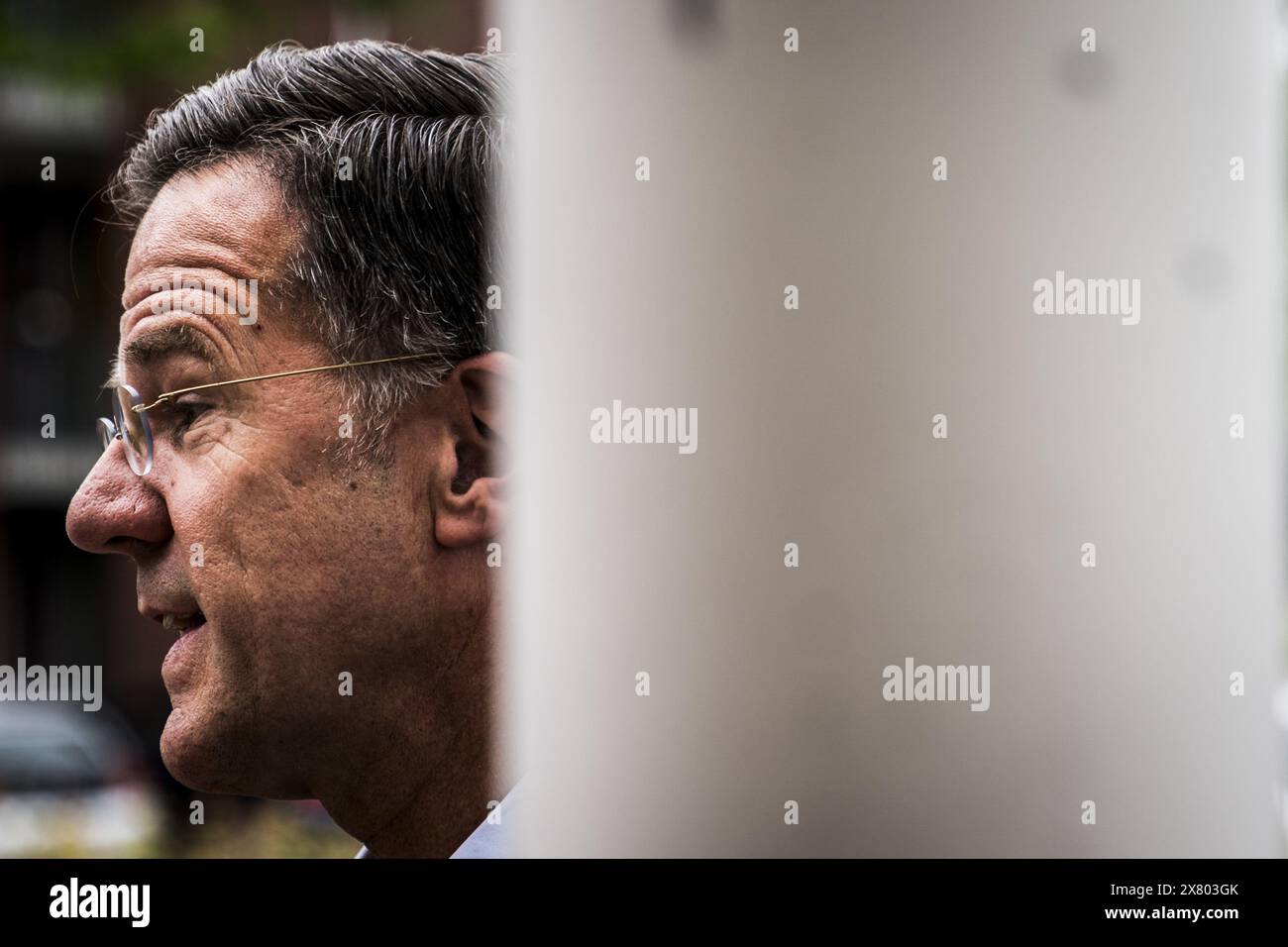 Groningen, Niederlande. Mai 2024. LOPPERSUM - der scheidende Premierminister Mark Rutte spricht mit Unternehmern aus Loppersum während eines Arbeitsbesuchs in der Provinz Groningen über ihre Erfahrungen mit der Geschäftstätigkeit im Erdbebengebiet. Der Besuch konzentriert sich auf die langfristige wirtschaftliche Agenda, die Teil von Nij Begonnen ist, das breite Maßnahmenpaket zur Schadensbeseitigung, die Umsetzung der Verstärkung sowie die sozialen und wirtschaftlichen Perspektiven für Groningen und Nord-Drenthe. ANP SIESE VEENSTRA niederlande Out - belgien Out Credit: ANP/Alamy Live News Stockfoto