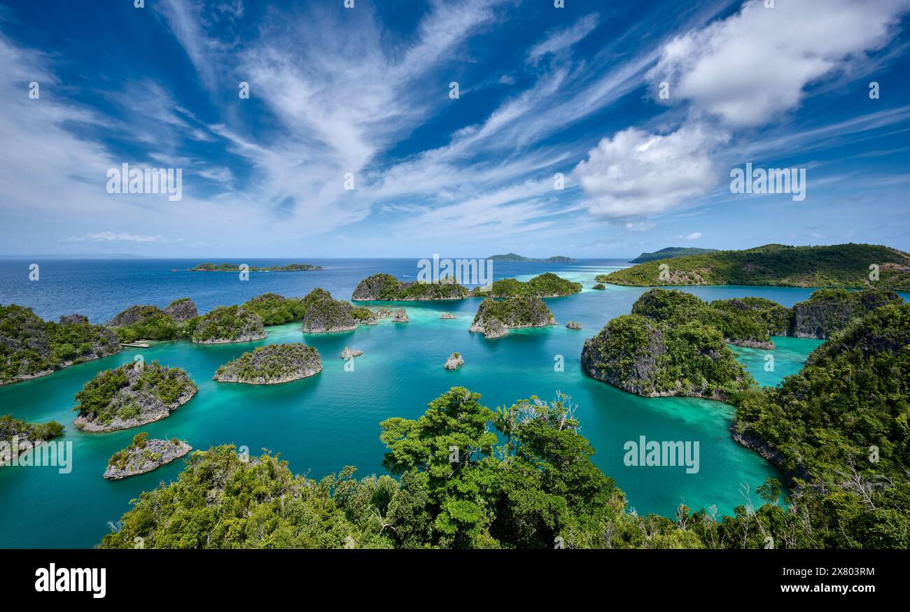 Aussichtspunkt Piaynemo mit wunderschöner Landschaft der Fam-Inseln, Waigeo, Raja Ampat, West Papua, Indonesien Stockfoto