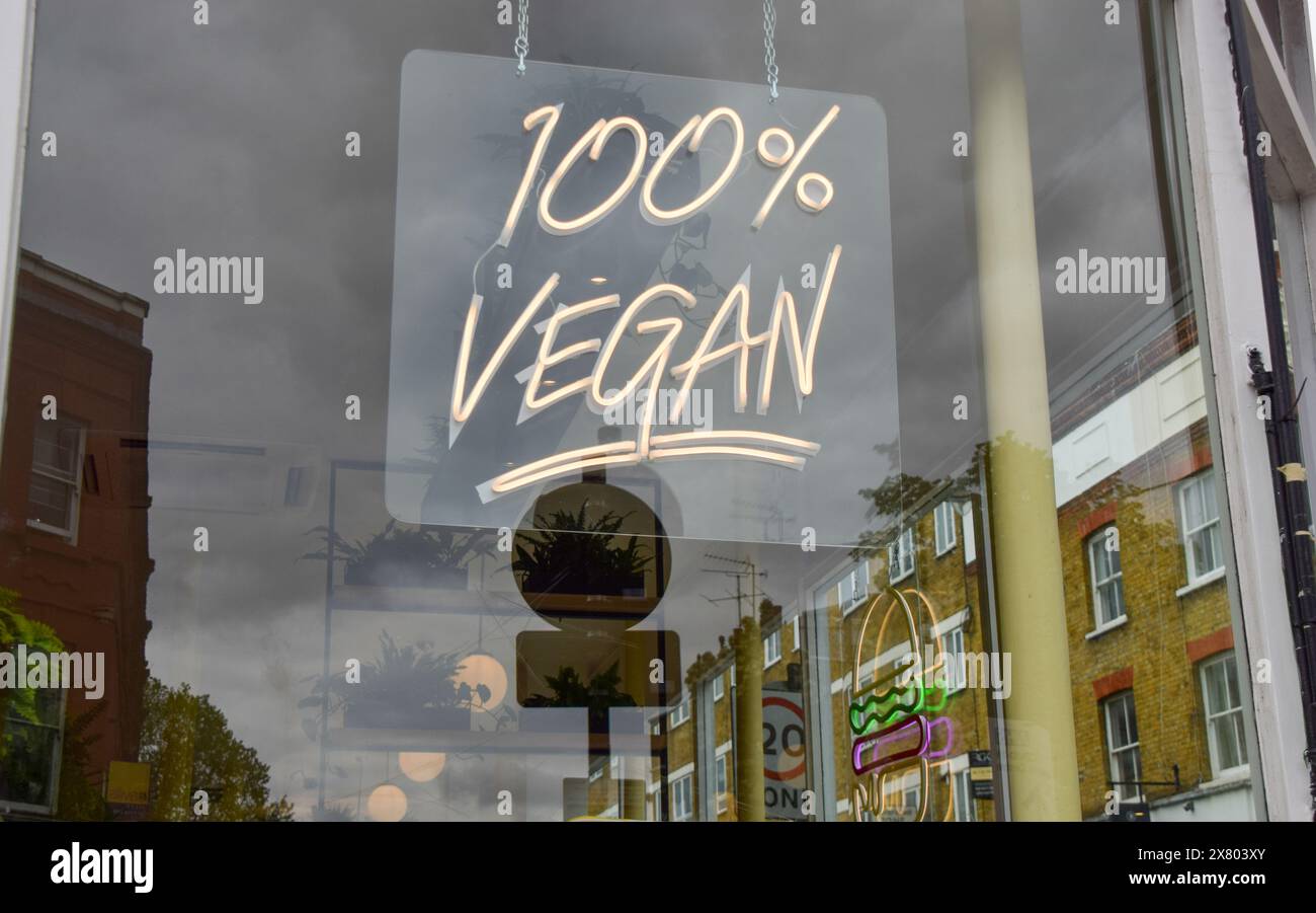 London, Großbritannien. Mai 2021. 100 % Veganer Schild in Rudy's Vegan Diner, Islington. Quelle: Vuk Valcic / Alamy Stockfoto