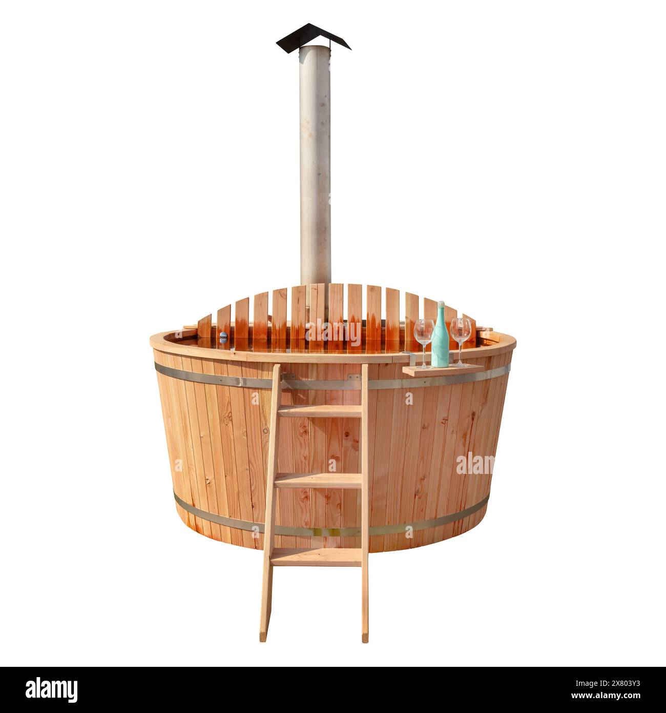Neue hölzerne Außenbadewanne mit Kamin und Wein mit Gläsern isoliert auf weißem Hintergrund Stockfoto
