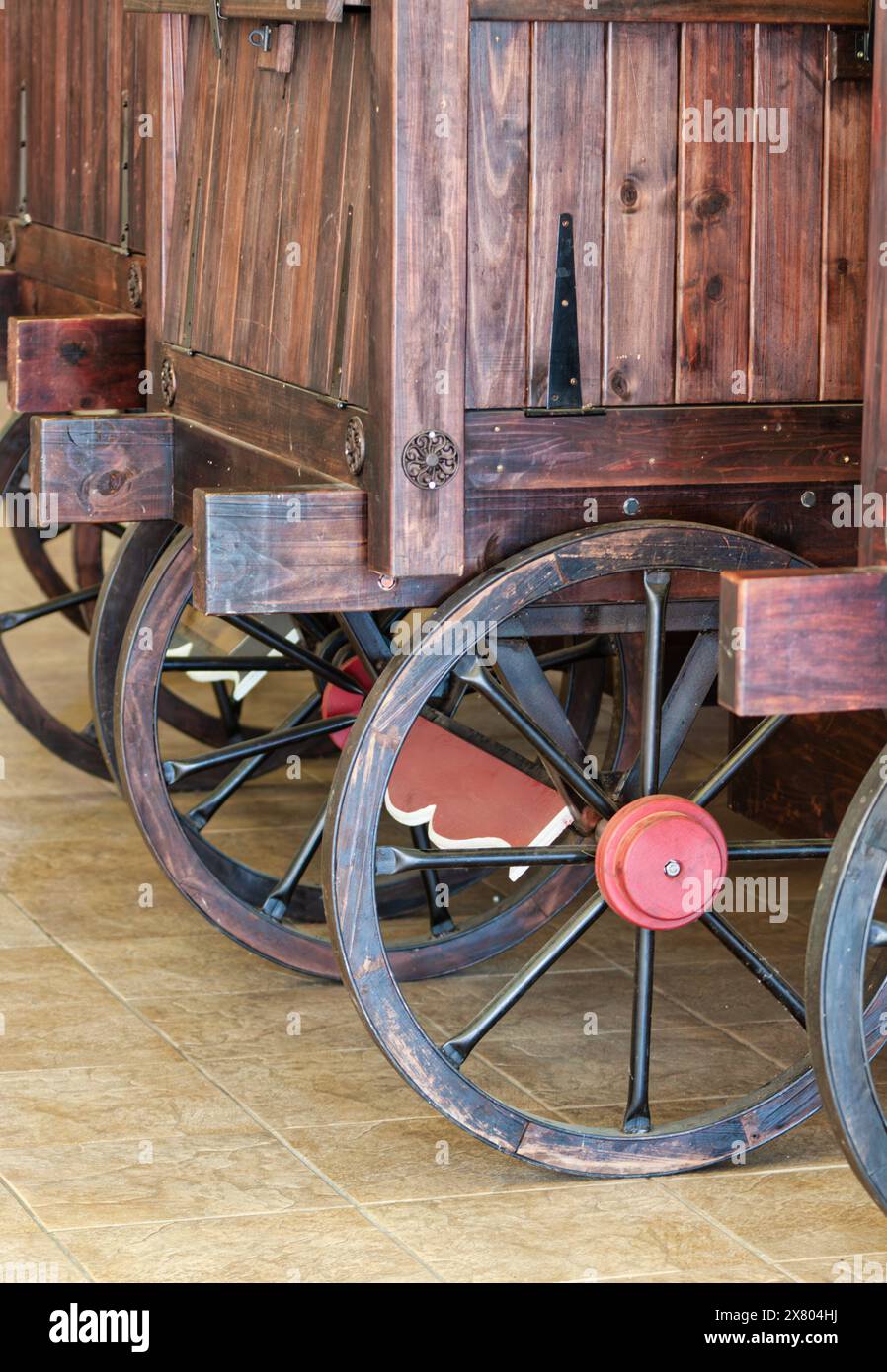 Ein paar Holzwagen in einem Einkaufszentrum machten die Verkäufer mobil Stockfoto