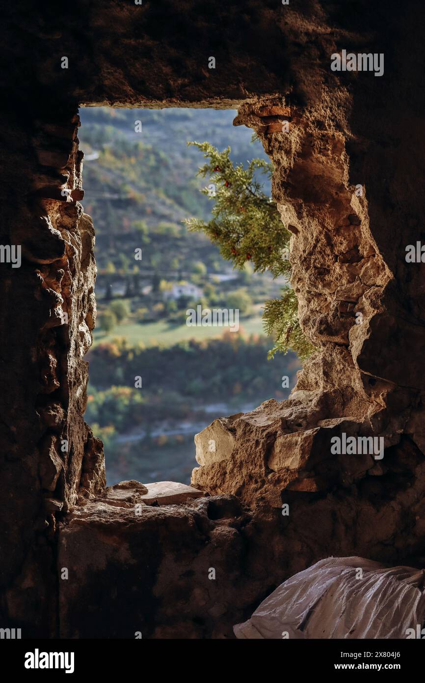 Entrevaux, Frankreich - 30.10.2022 : Blick auf die Berge und die mittelalterliche Stadt Entrevaux von der Zitadelle auf dem Felsen Stockfoto