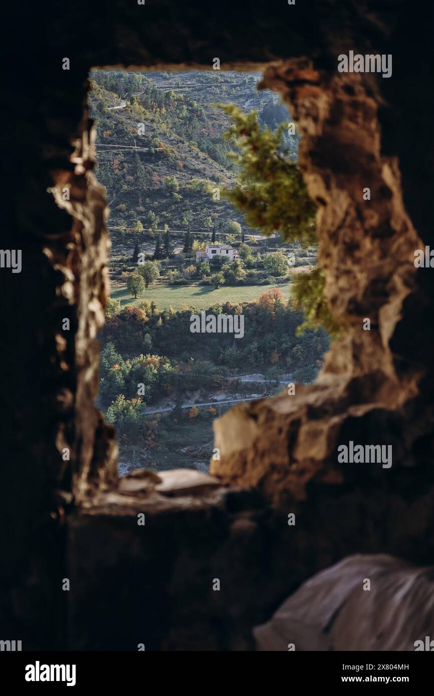 Entrevaux, Frankreich - 30.10.2022 : Blick auf die Berge und die mittelalterliche Stadt Entrevaux von der Zitadelle auf dem Felsen Stockfoto