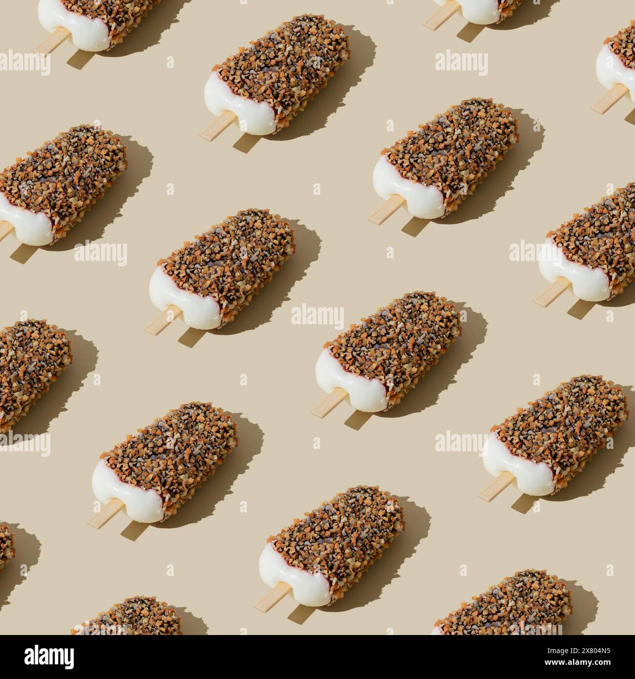 Trendiges Sonnenlicht-Schokoladen-Eis-Eis-Popsicle-Muster auf Pastell-Creme-Hintergrund. Minimales Sommerkonzept. Eisästhetik. Stockfoto
