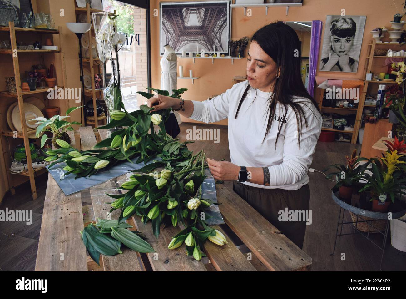 Sie arbeitet in ihrem Blumenladen in Barcelona, ​​April 16, 2024 Stockfoto