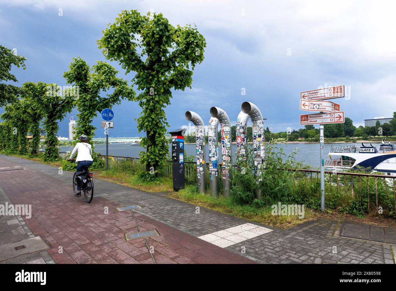 Lüftungsrohre am Rheinufer mit vielen Aufklebern bedeckt, pollardlinden, Köln, Deutschland. mit vielen Aufklebern beklebte Lueftun Stockfoto