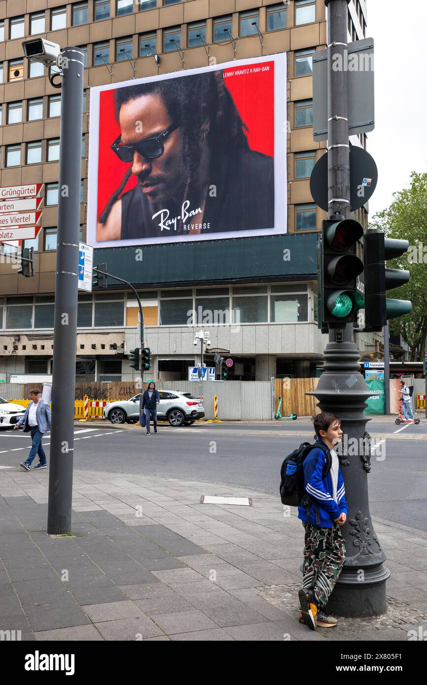 Die Musikerin Lenny Kravitz wirbt für Ray-Ban Sonnenbrillen, Plakattafeln auf einem Gebäude am Friesenplatz in Köln. ***NUR REDAKTIONELLE VERWENDUNG*** DER Stockfoto
