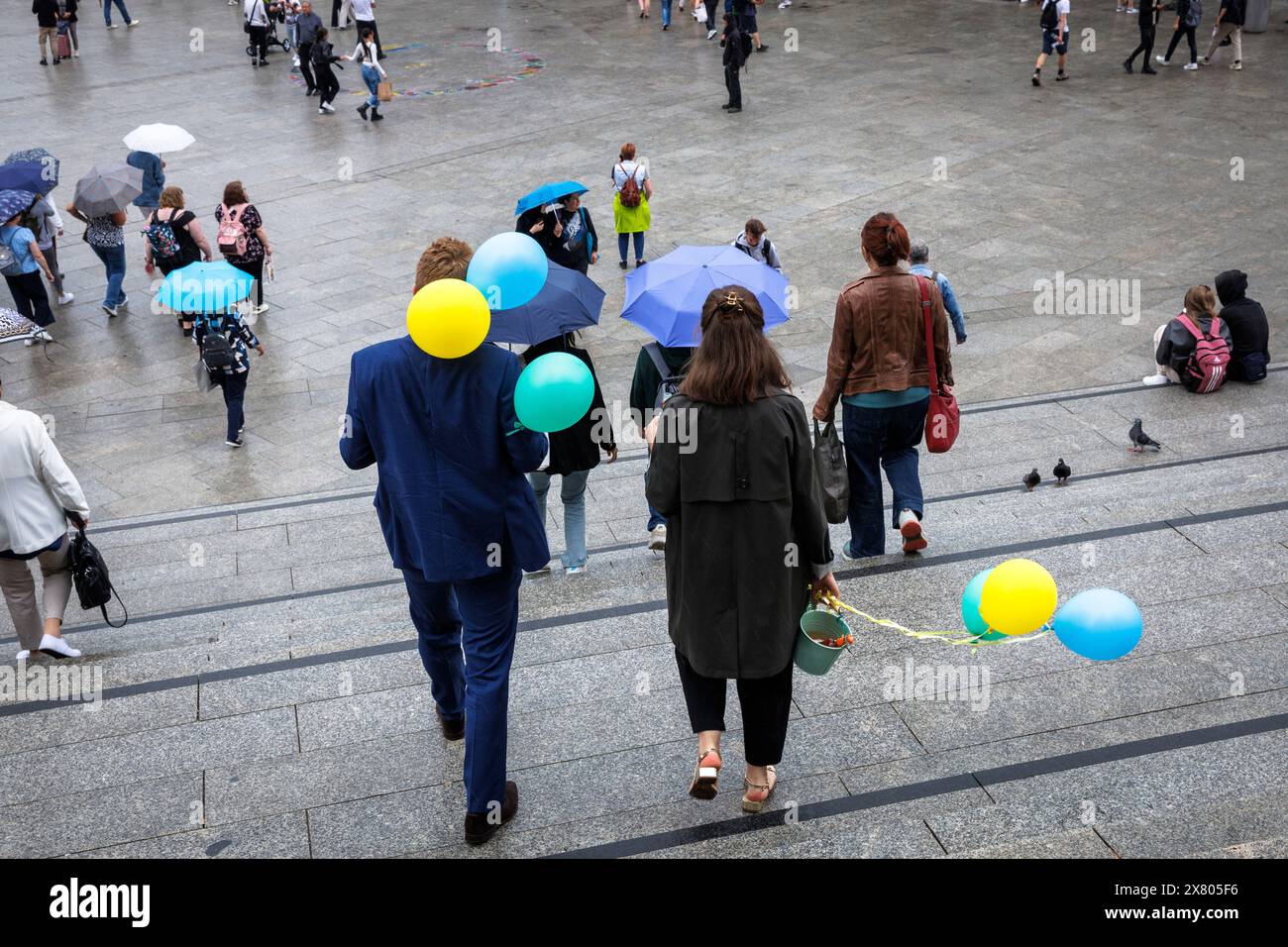 Mann und Frau mit Ballons auf der Treppe vom Domplatz zum Hauptbahnhof, Köln. Mann und Frau mit Luftballons auf der TR Stockfoto
