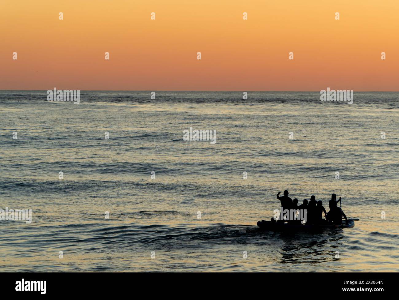 Gruppe von Flüchtlingen auf einem Boot, die vor Krieg und Hunger fliehen und um humanitäre Hilfe bitten Stockfoto