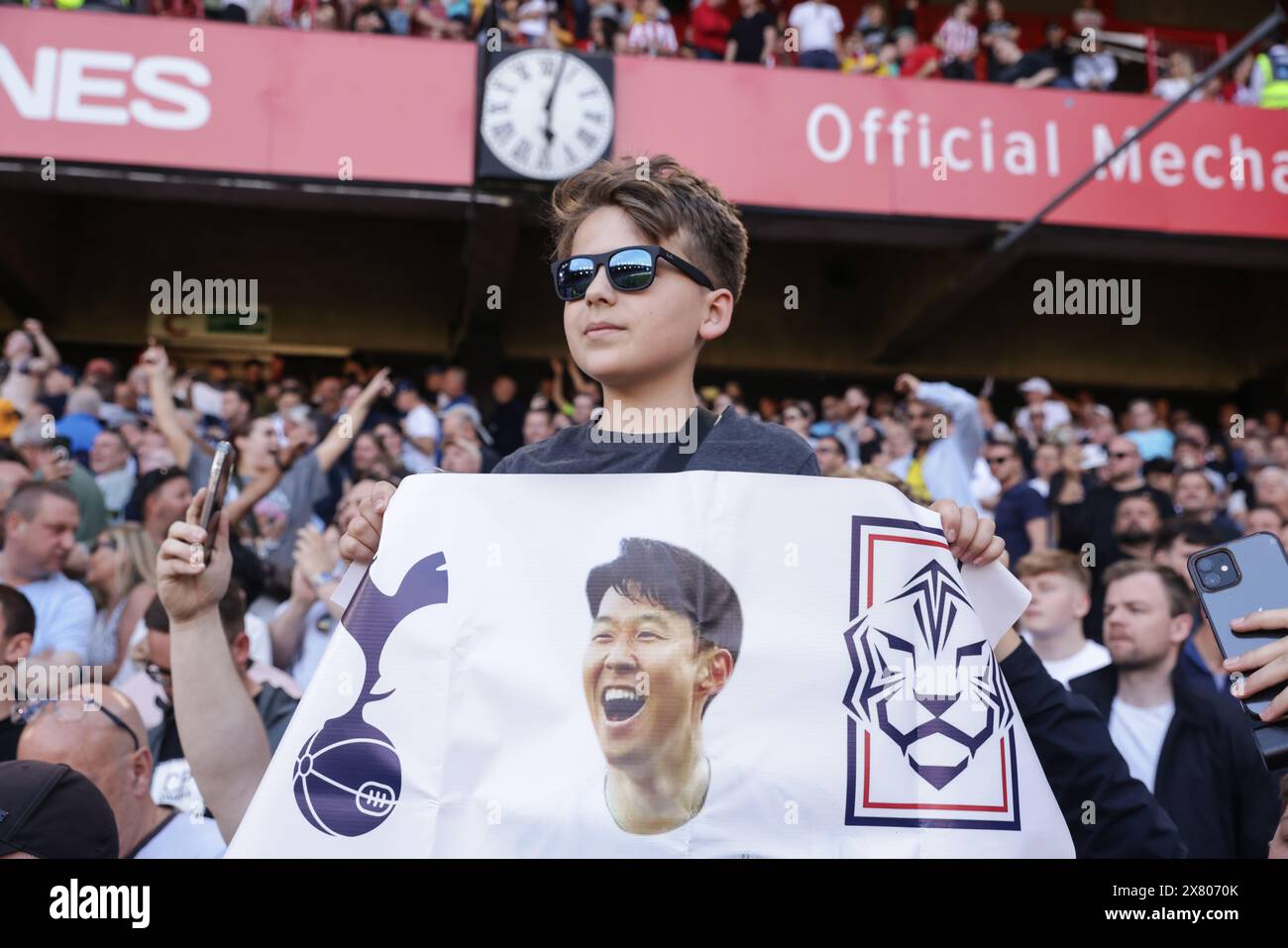 Ein Tottenham Hotspur-Fan hält am Ende des Premier League-Spiels in der Bramall Lane in Sheffield ein Schild für Son Heung-Min hoch. Bilddatum: Sonntag, 19. Mai 2024. Stockfoto