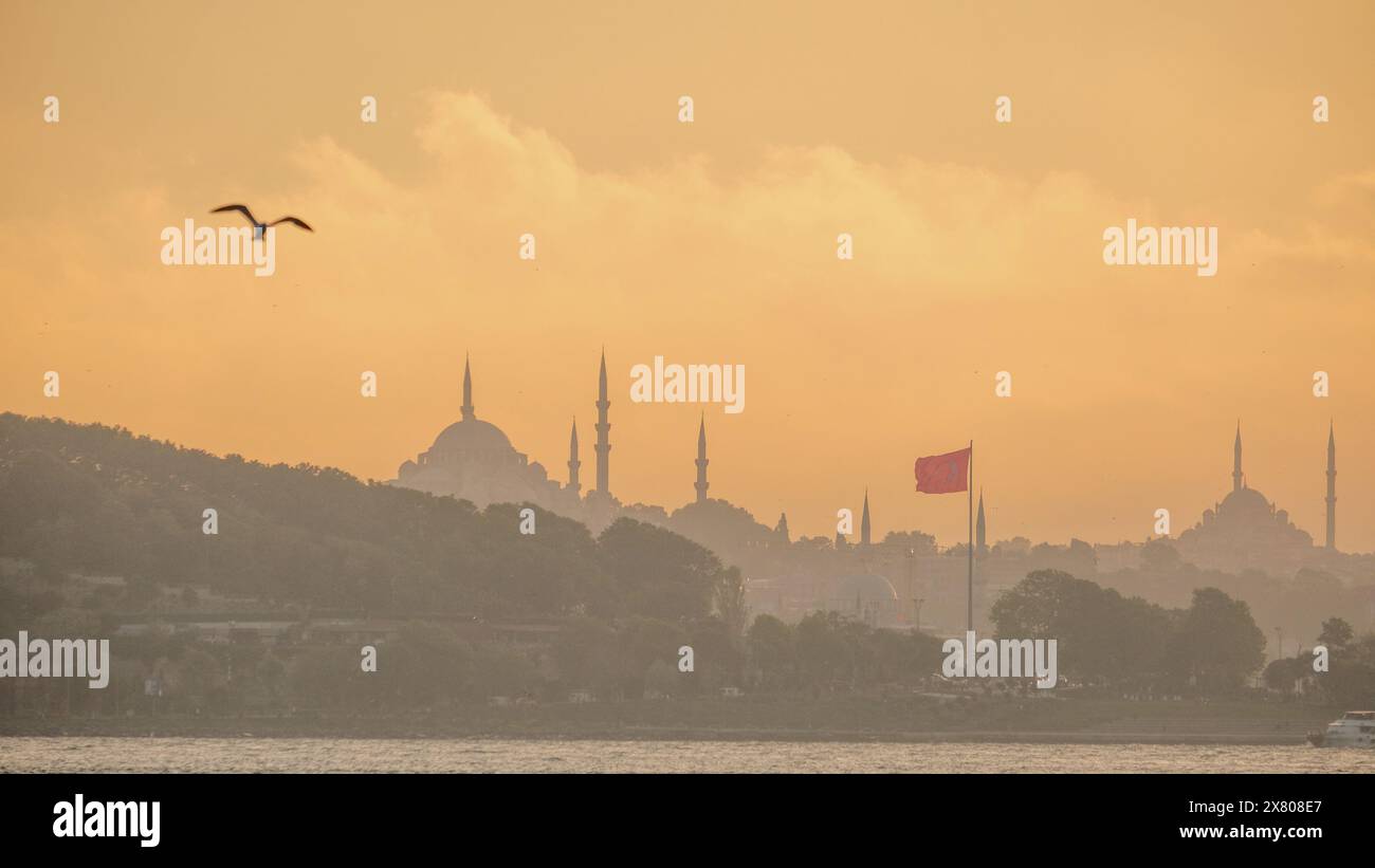 Sonnenuntergang in Istanbul Silhouette mit Moschee und türkischer Flagge Hintergrund. Selektiver Fokus. Offener Bereich. Stockfoto