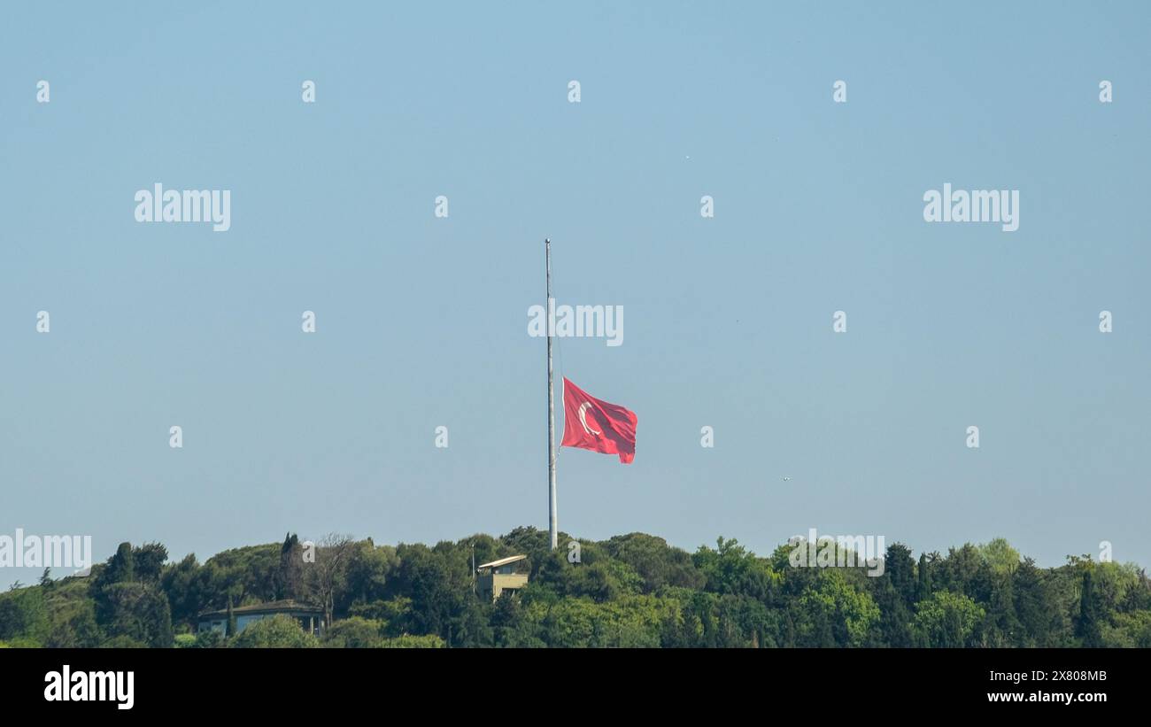 Senken Sie die türkische Flagge auf den Halbmast-Todestag von Atatürk oder den 10. November. Stockfoto