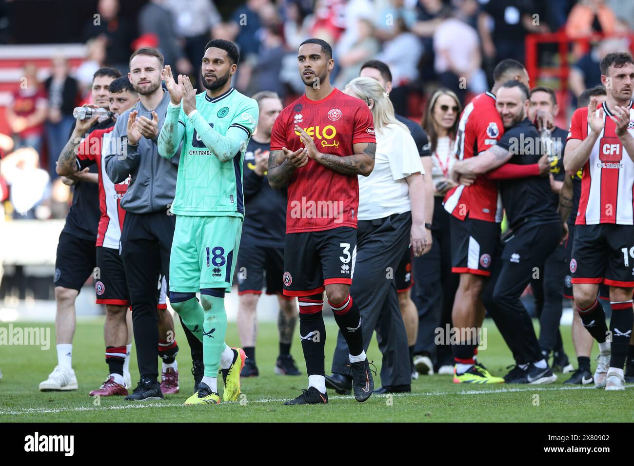 Die Spieler von Sheffield United applaudieren den Fans am Ende des Premier League-Spiels in der Bramall Lane, Sheffield. Bilddatum: Sonntag, 19. Mai 2024. Stockfoto