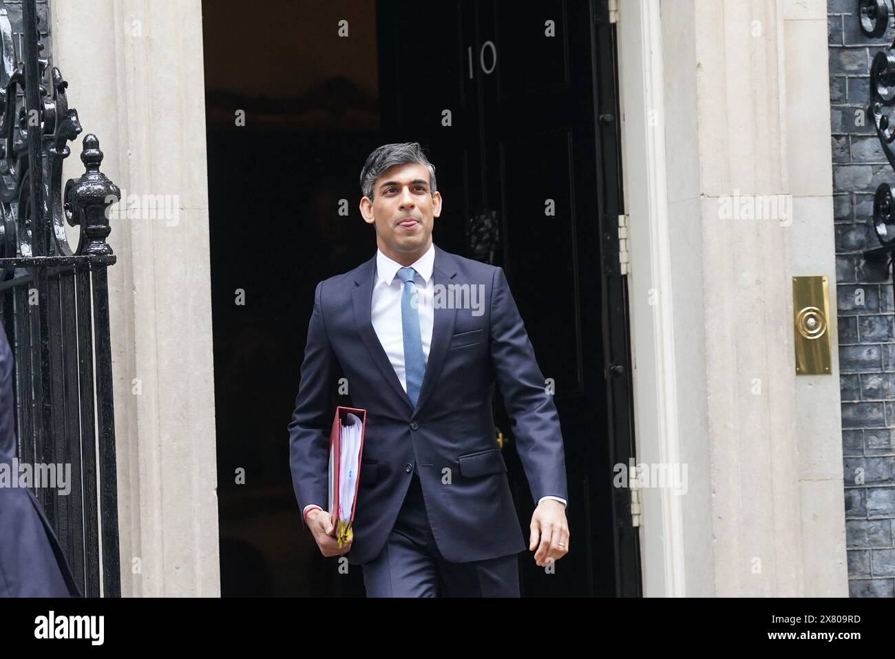 Premierminister Rishi Sunak verlässt die Downing Street 10 in London, um an den Fragen des Premierministers in den Houses of Parliament teilzunehmen. Bilddatum: Mittwoch, 22. Mai 2024. Stockfoto