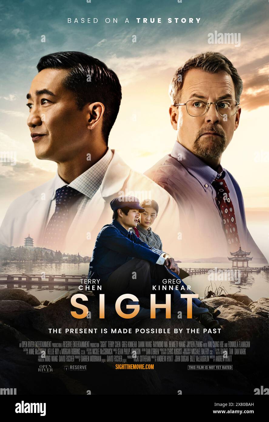 Sight (2023) von Andrew Hyatt mit Terry Chen, Greg Kinnear und Natasha Mumba. Die inspirierende wahre Geschichte von Ming Wang, einem verarmten chinesischen Wunderkind, der aus dem kommunistischen China flüchtet, um ein Pionier für Augenchirurg in Amerika zu werden. US-Poster mit einem Blatt.***NUR FÜR REDAKTIONELLE ZWECKE*** Credit: BFA / Angel Studios Stockfoto