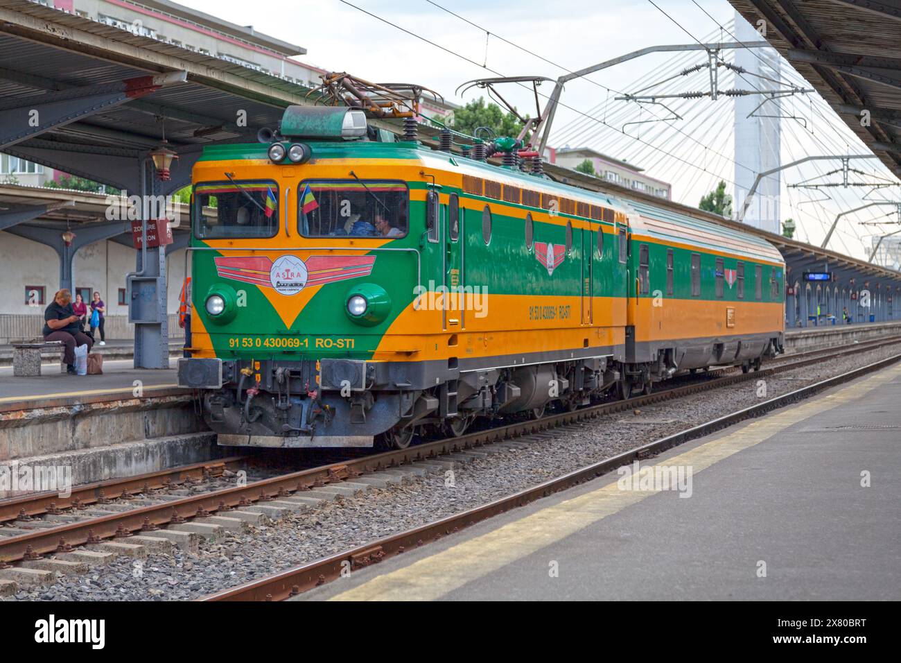 Bukarest, Rumänien - 25. Juni 2018: Ein Astra Trans Carpatic Zug am Nordbahnhof Bukarest. Stockfoto