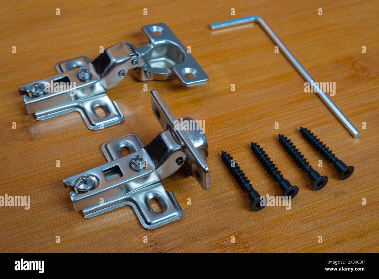 DIY Ausrüstung Werkzeuge auf Bambus Sperrholz Hintergrund mit weichen schließenden Scharnieren, Schraube, Sechskantschlüssel Stockfoto