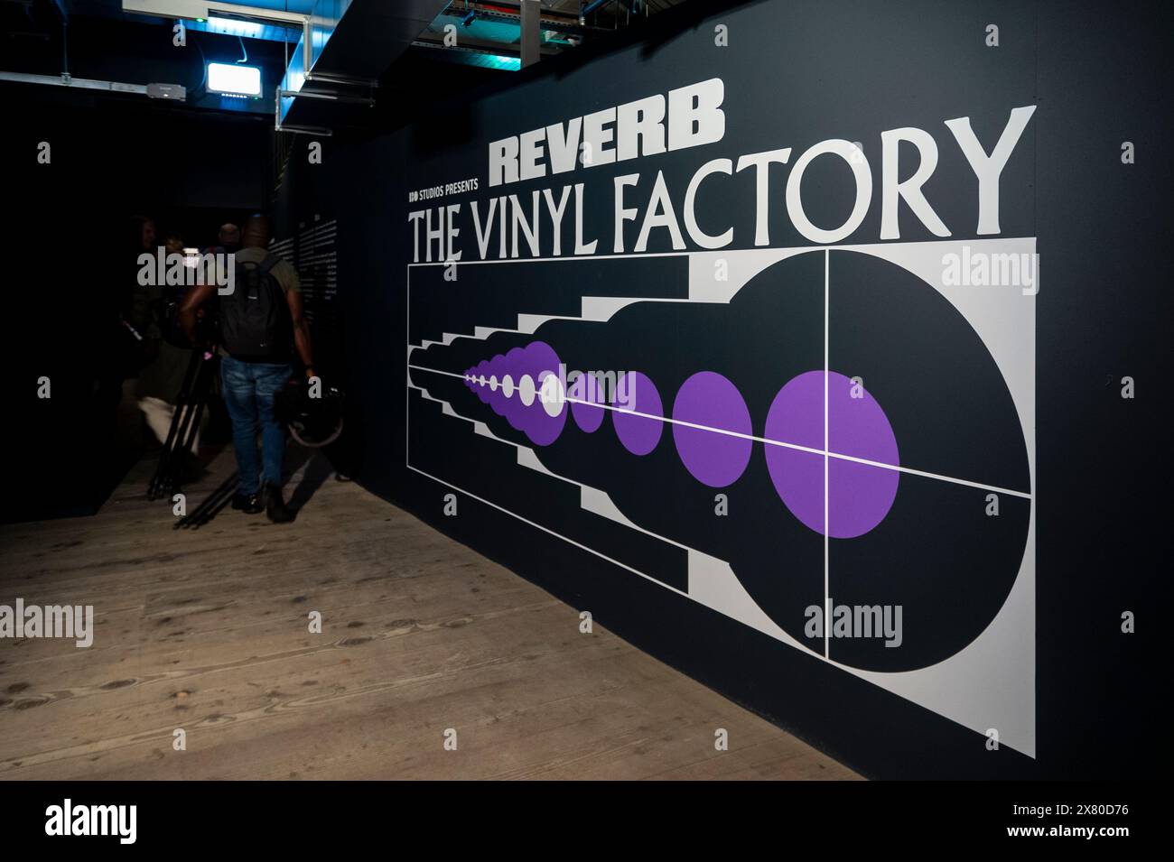 London, Großbritannien. 22. Mai 2024. Ausstellungsbesuch. Vorschau auf „The Vinyl Factory – REVERB“, eine große multimediale Ausstellung, die sich mit der Verschmelzung von Kunst und Musik befasst, und die größte Show ihrer Art mit ortsspezifischen audiovisuellen Installationen und klanglichen Erlebnissen, die von der Vinyl Factory in Auftrag gegeben wurden. Die Ausstellung findet in den 180 Studios in 180 The Strand vom 23. Mai bis 28. September statt. Quelle: Stephen Chung / Alamy Live News Stockfoto