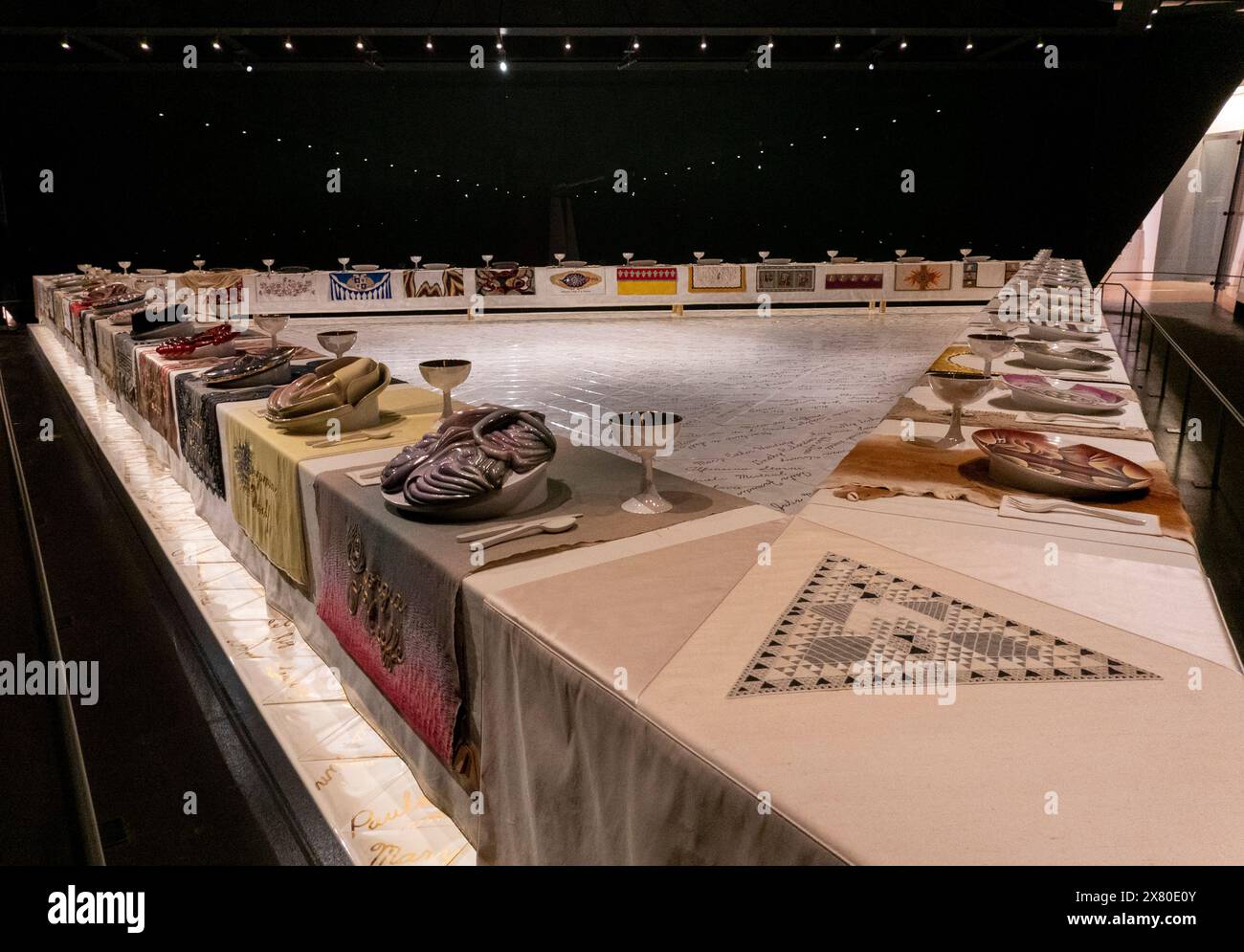 Judy Chicago (* 1939). The Dinner Party, 1974–79. Keramik, Porzellan, Textil, Brooklyn Museum, New York, USA Stockfoto