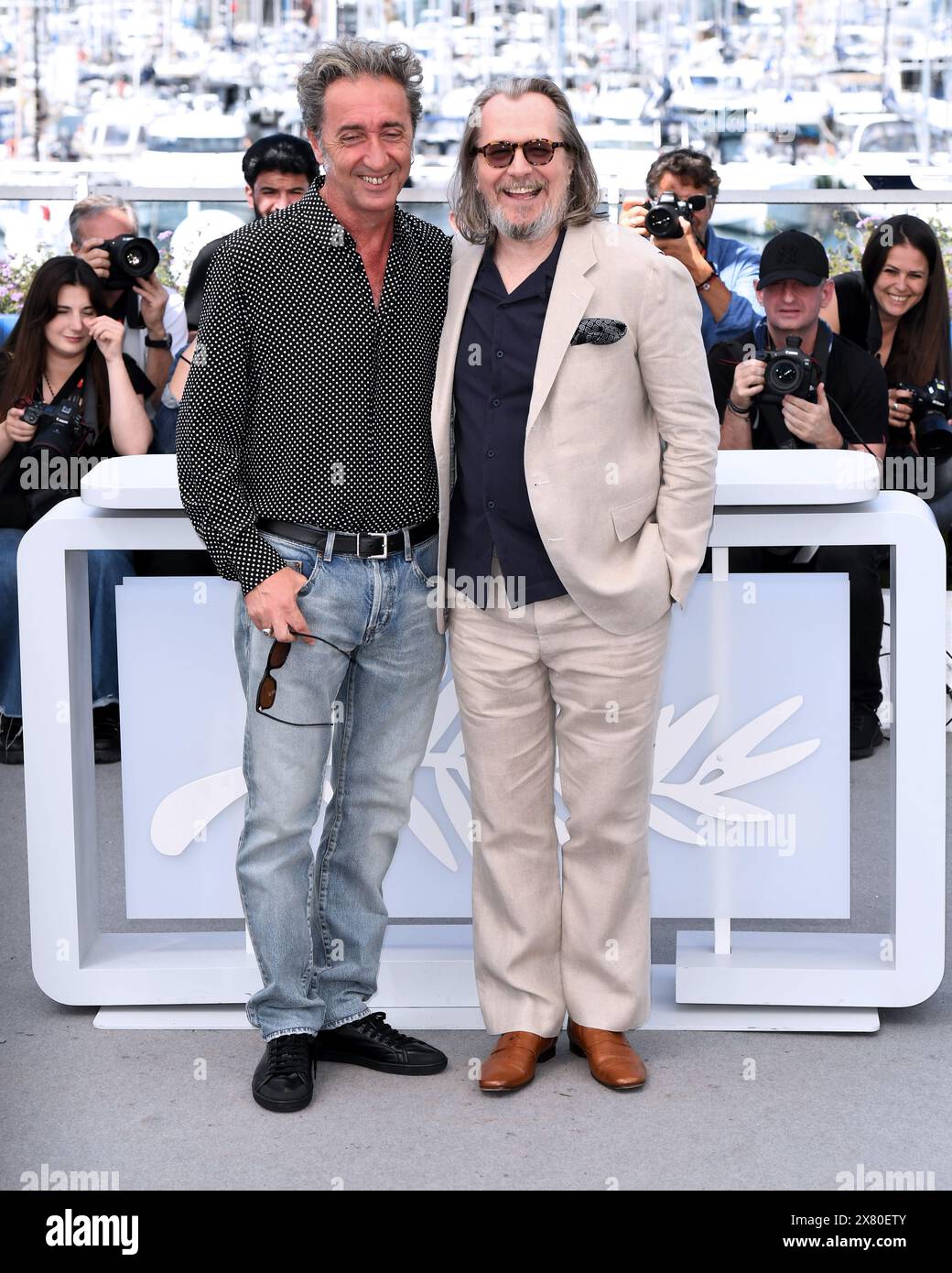 Cannes, Frankreich. Mai 2024. Cannes, 77. Cannes Filmfestival 2024 Photocall Film “Parthenope” im Foto: Paolo Sorrentino, Gary Oldman Credit: Independent Photo Agency/Alamy Live News Stockfoto