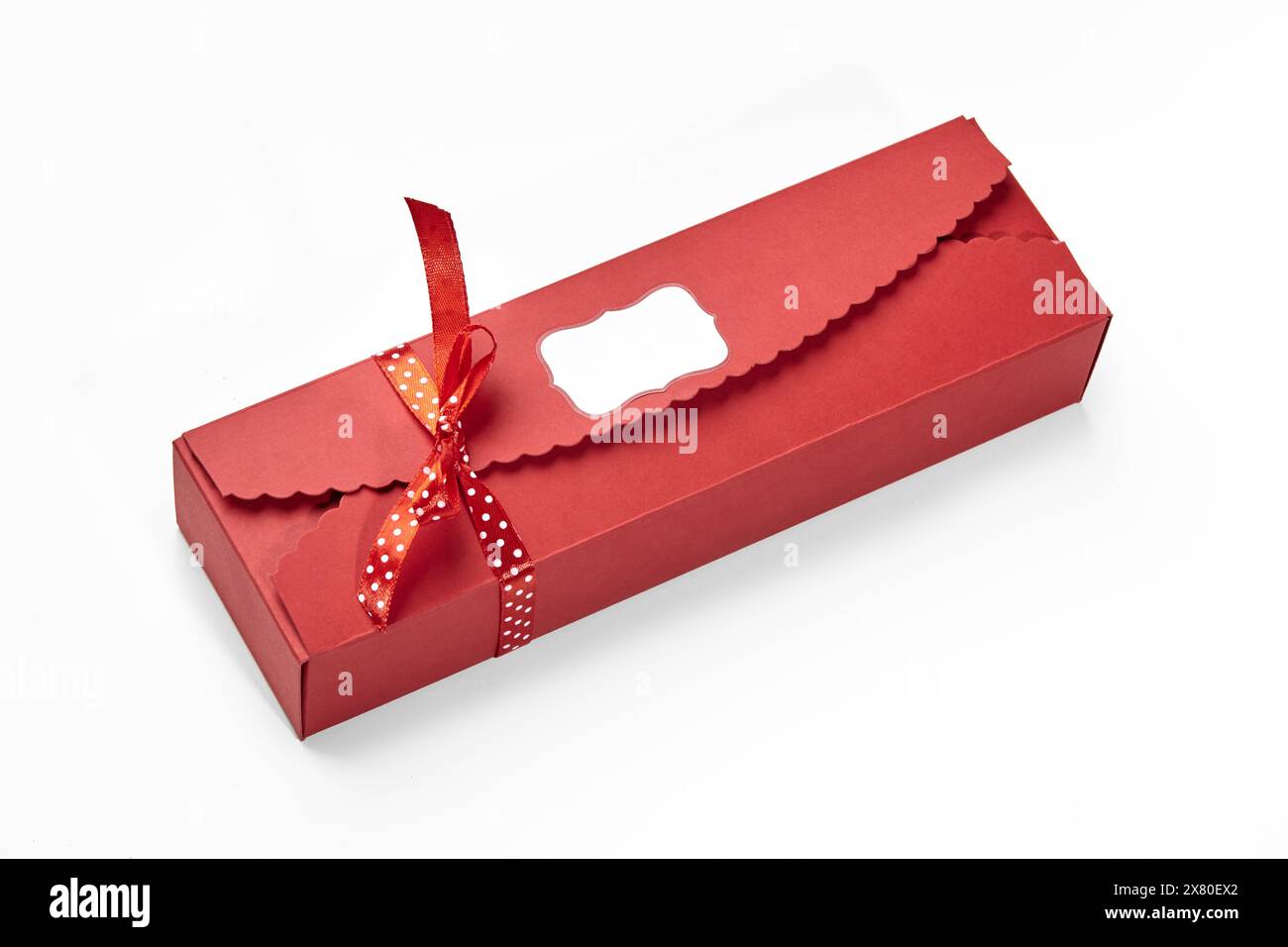 Elegante rote Box mit Punktband für süßes Geschenk Stockfoto