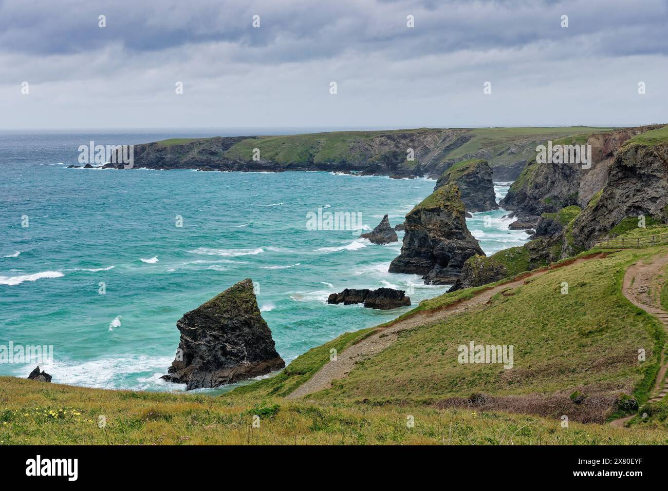 Die Küste von Bedruthan tritt an einem stürmischen Frühlingstag in North Cornwall ein. England Großbritannien Stockfoto
