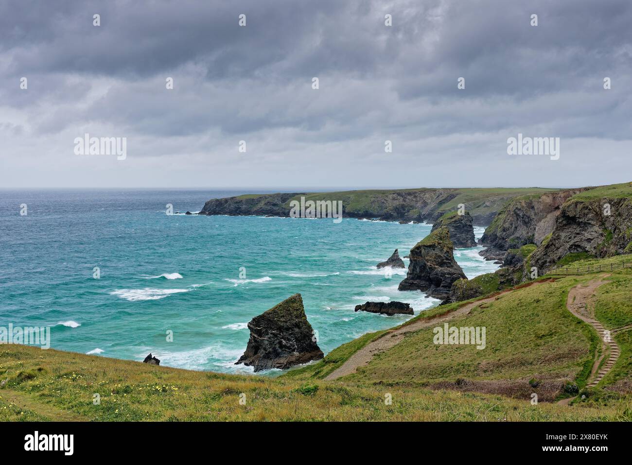 Die Küste von Bedruthan tritt an einem stürmischen Frühlingstag in North Cornwall ein. England Großbritannien Stockfoto