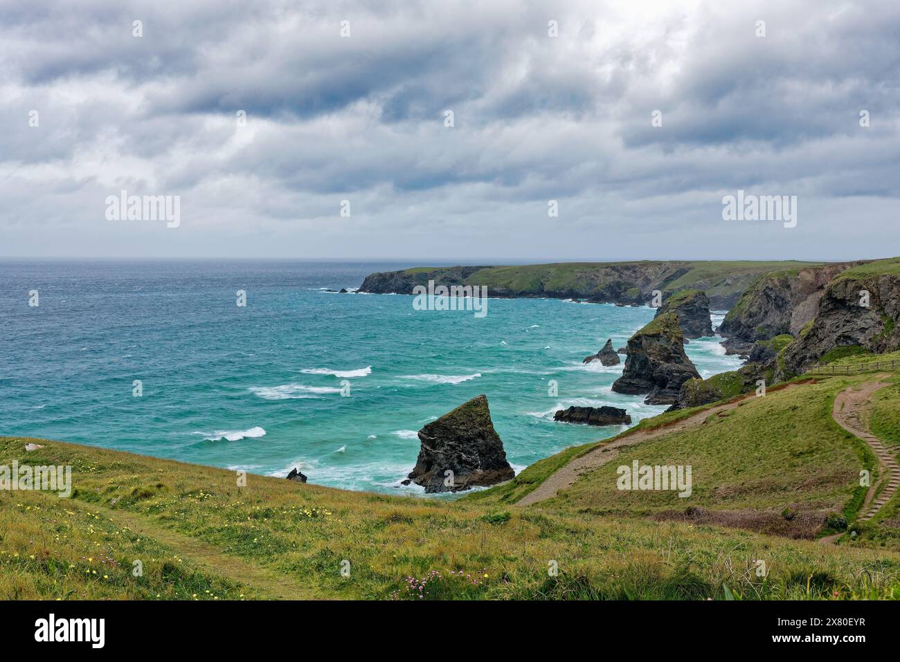 Die Küste von Bedruthan tritt an einem stürmischen Frühlingstag in North Cornwall ein. England Großbritannien Stockfoto