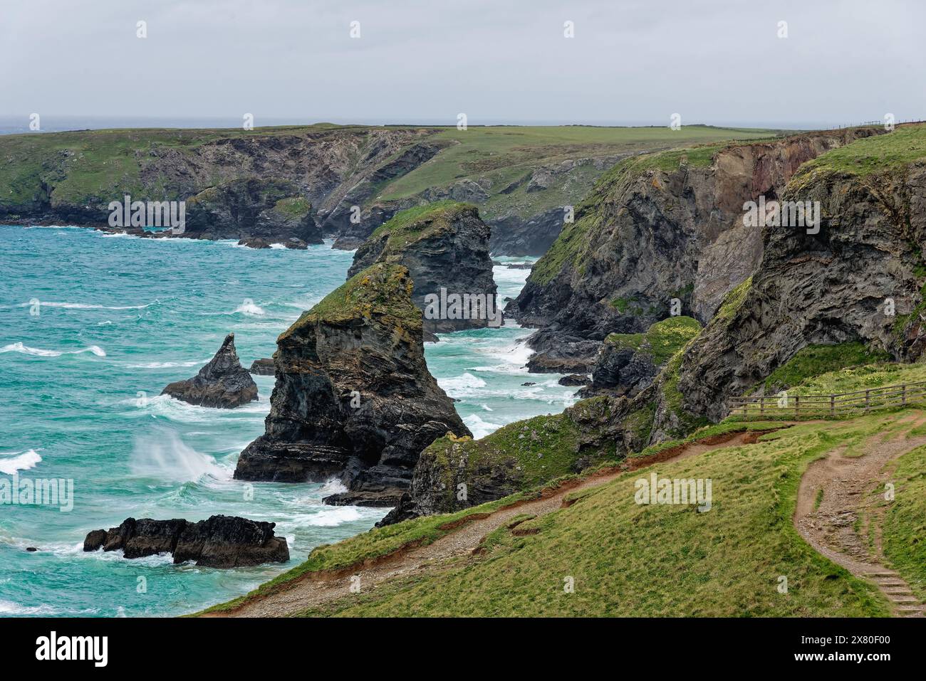 Die Küste von Bedruthan tritt an einem stürmischen Frühlingstag in North Cornwall ein. England Großbritannien Stockfoto