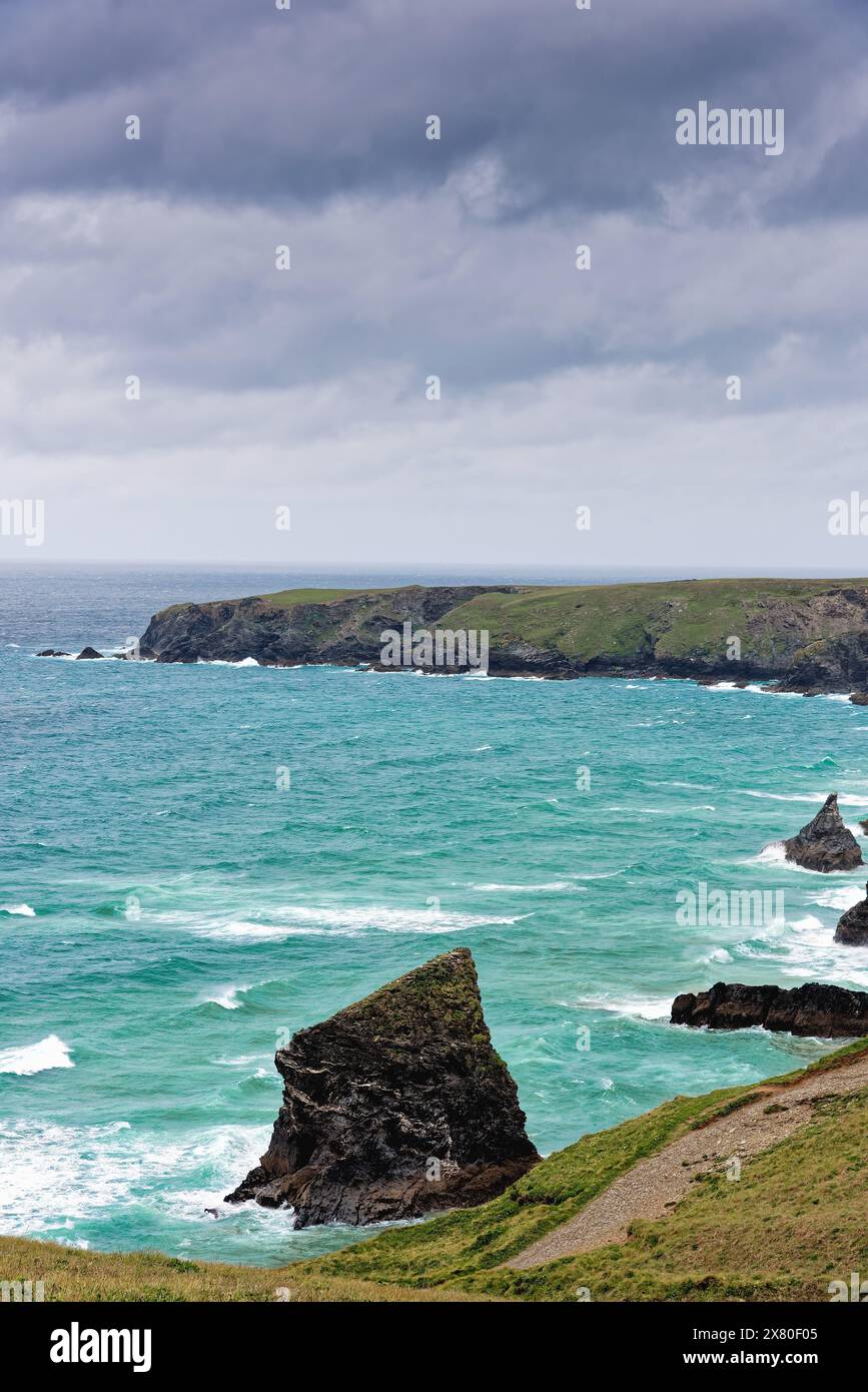 Die Küste von Bedruthan tritt an einem stürmischen Frühlingstag in North Cornwall ein. England Großbritannien Stockfoto