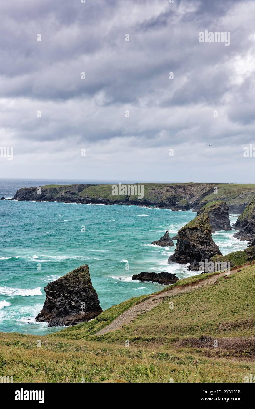 Die Küste von Bedruthan tritt an einem stürmischen Frühlingstag in North Cornwall ein. England Großbritannien Stockfoto