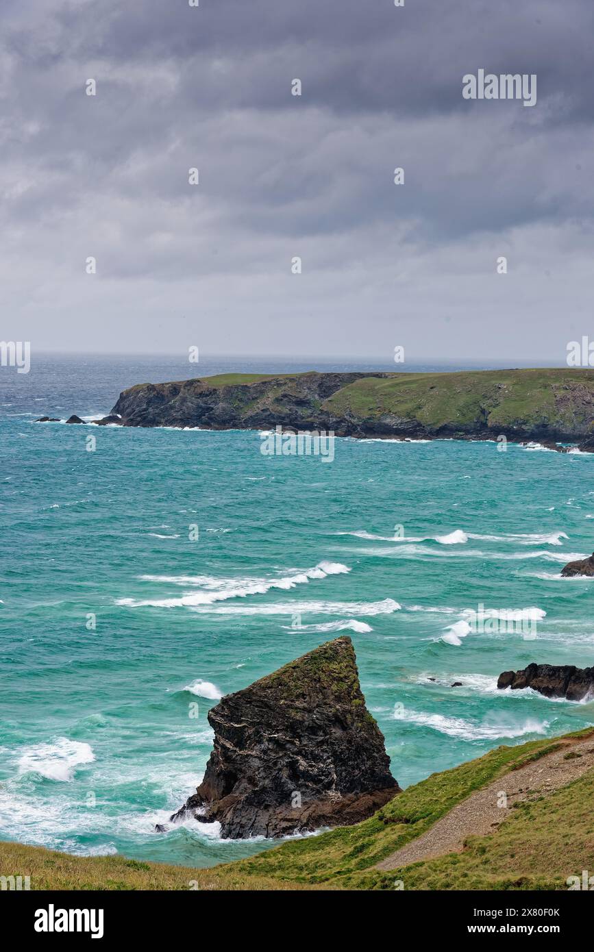 Die Küste von Bedruthan tritt an einem stürmischen Frühlingstag in North Cornwall ein. England Großbritannien Stockfoto
